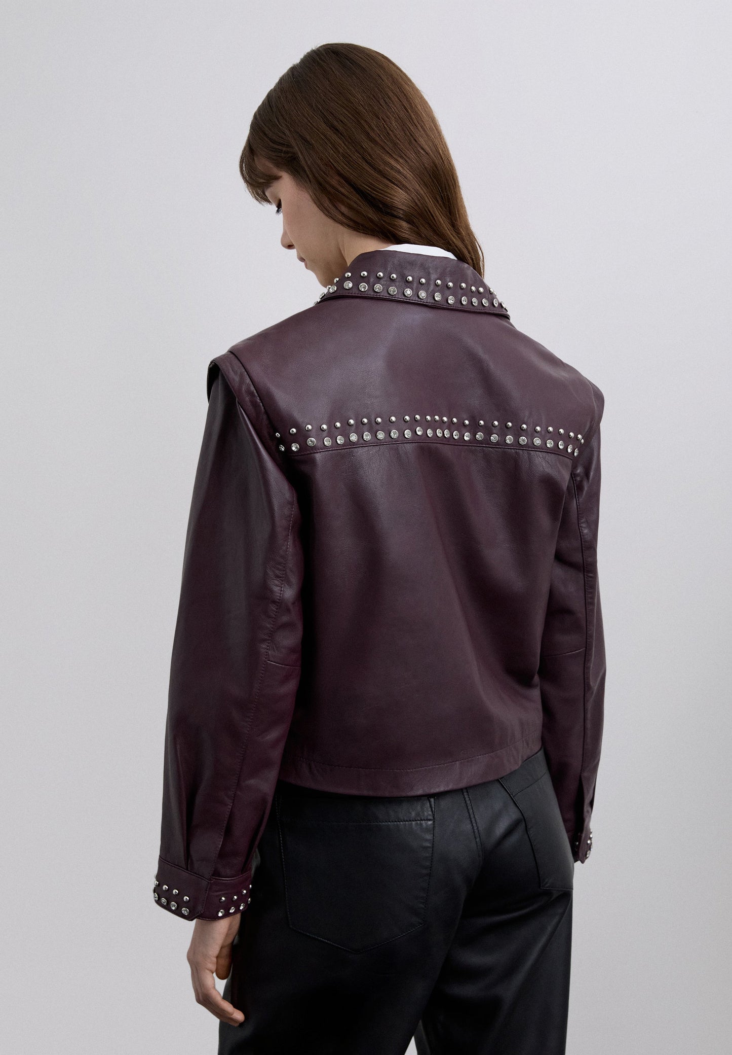 CHAQUETA BURDEOS TACHUELAS PIEL - Scalpers