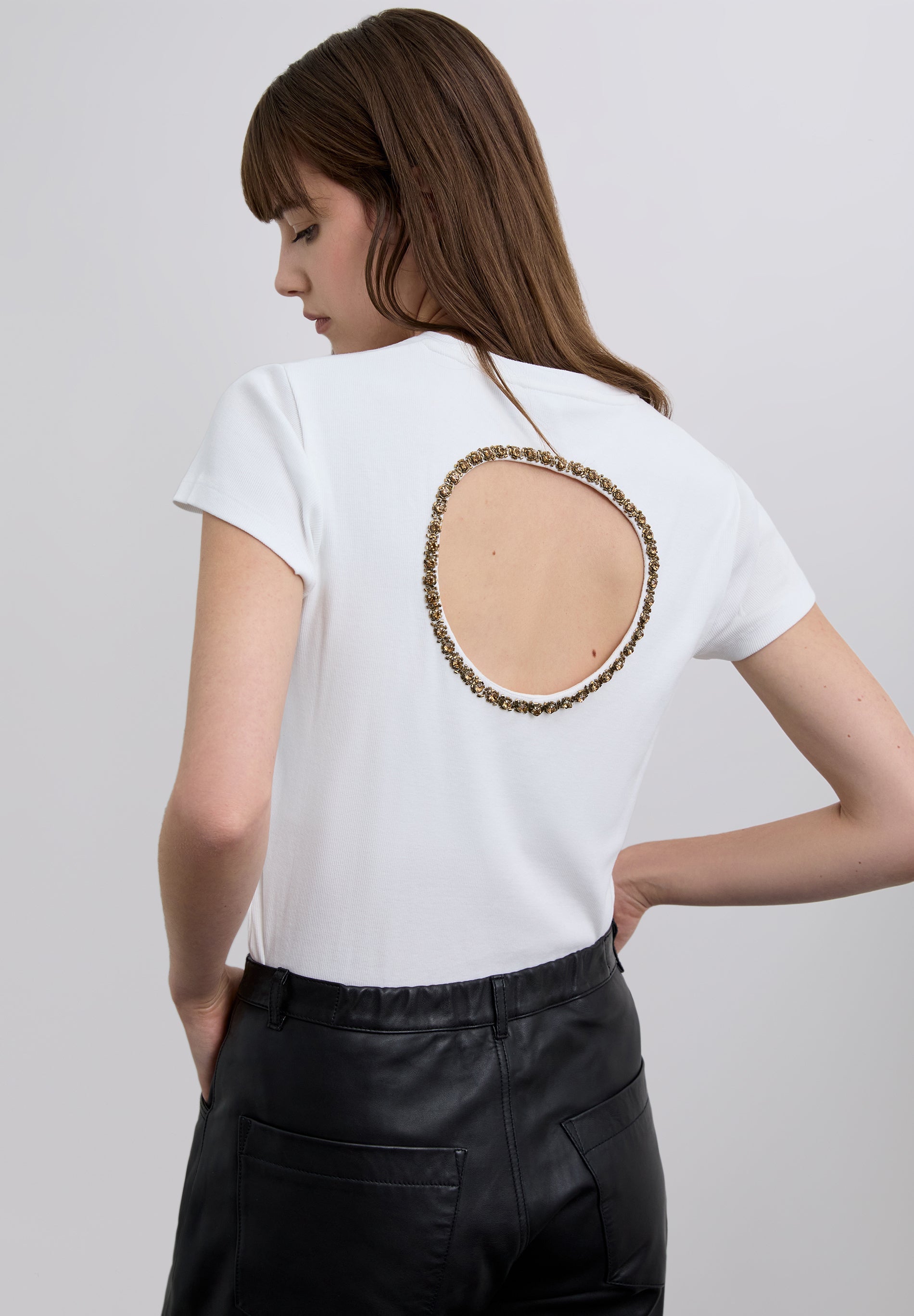 CAMISETA ABERTURA DETALLE PEDRERÍA - Scalpers