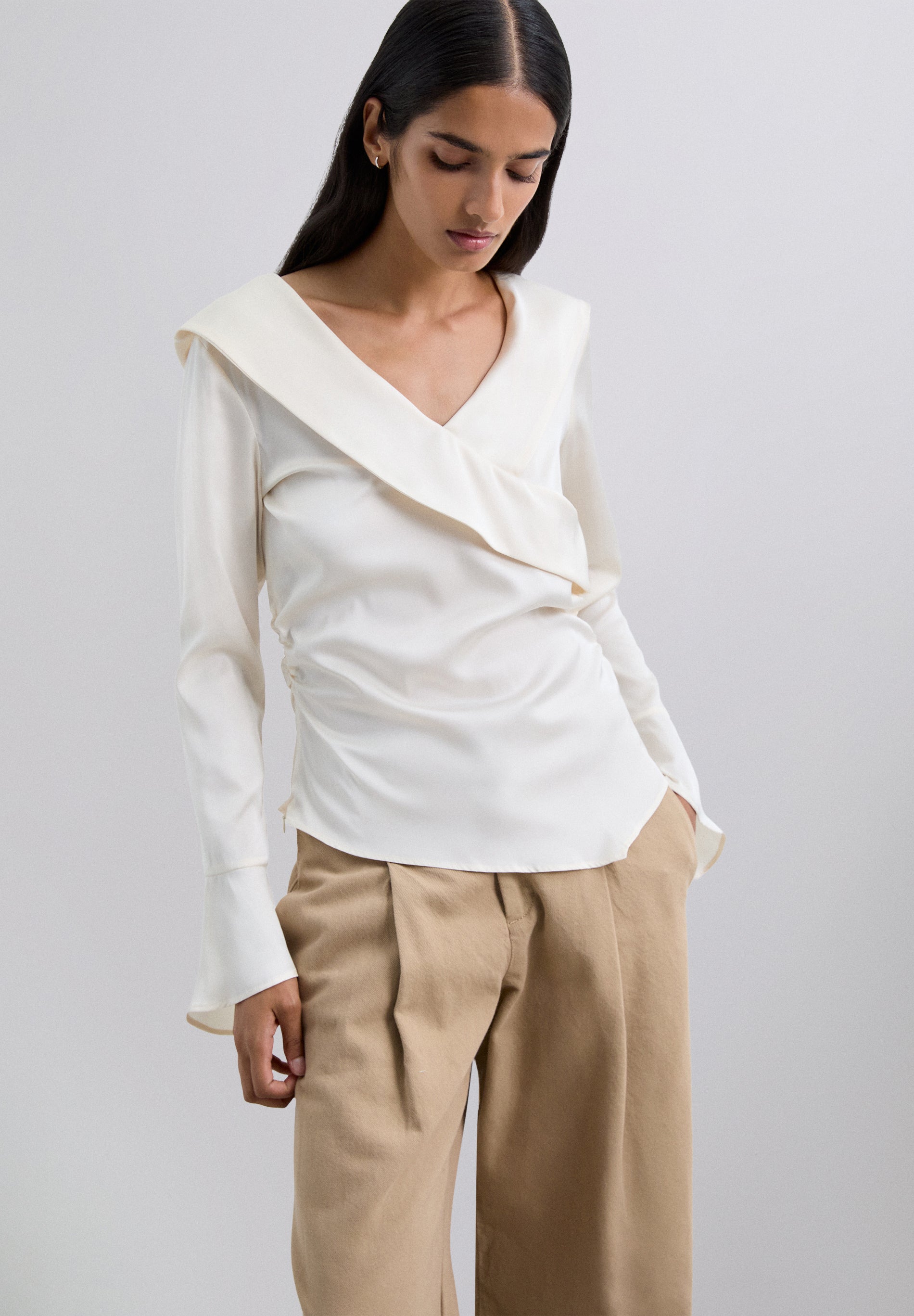 CAMISA SATINADA ASIMÉTRICA