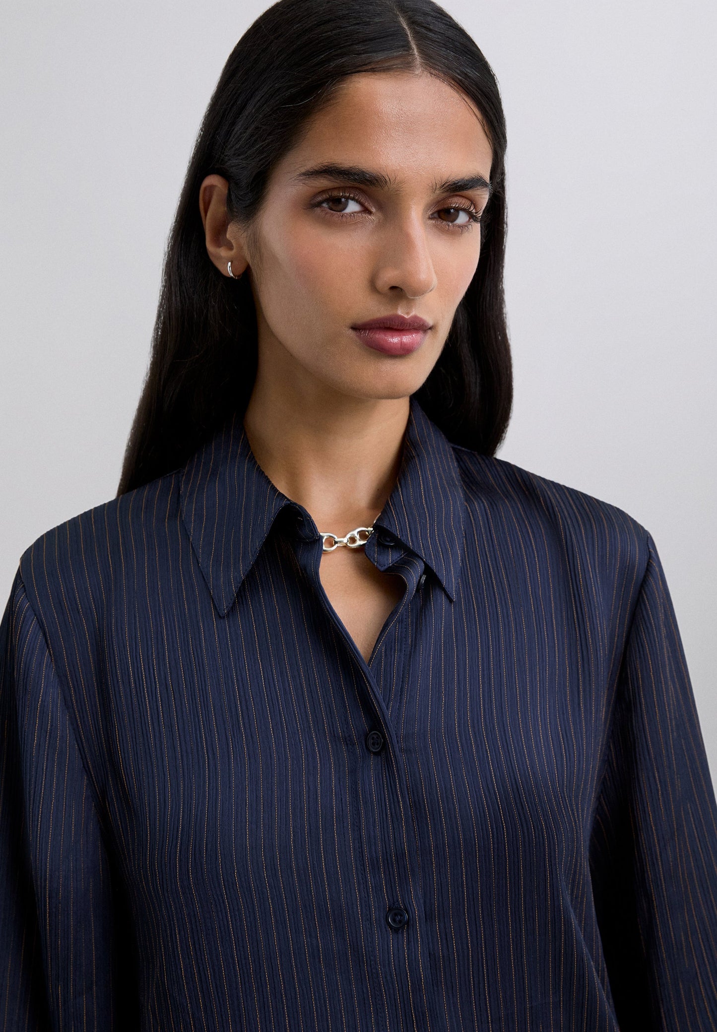 CAMISA RAYA DIPLOMÁTICA FLUIDA