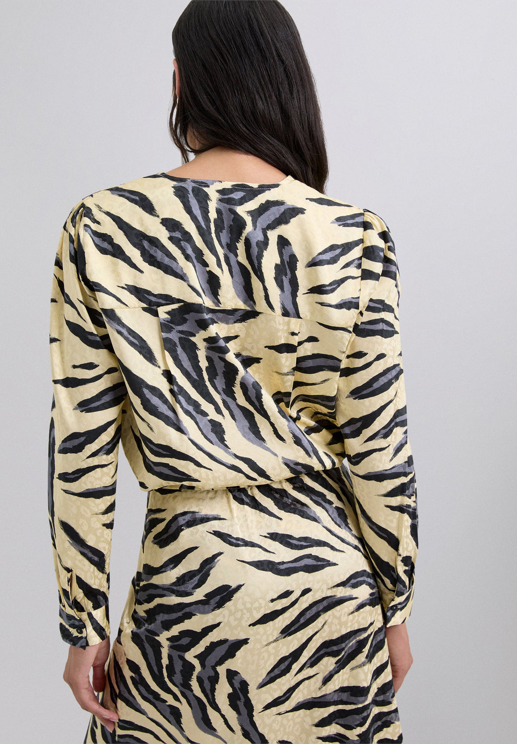 BLUSA SATINADA ANIMAL PRINT - Scalpers