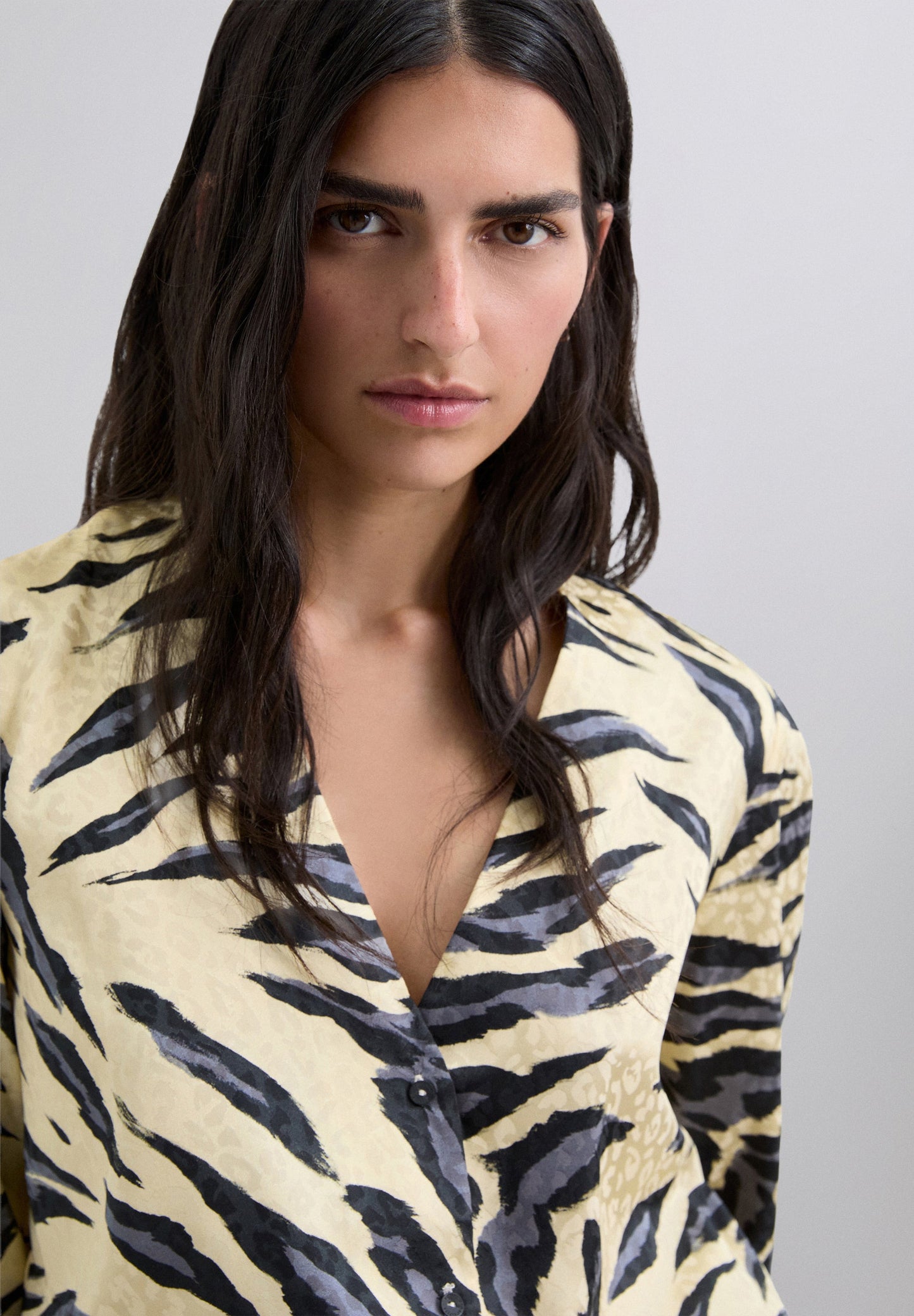 BLUSA SATINADA ANIMAL PRINT - Scalpers