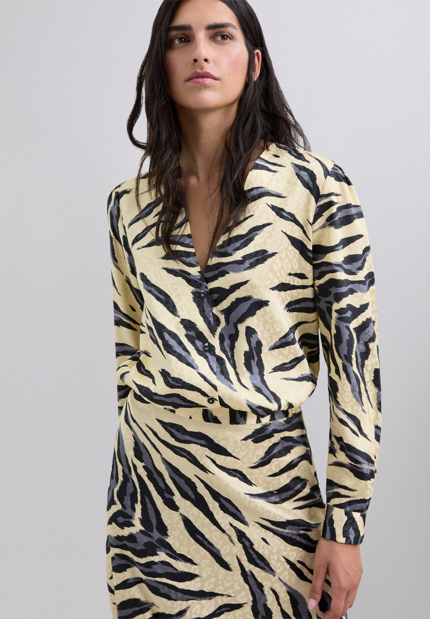 BLUSA SATINADA ANIMAL PRINT - Scalpers