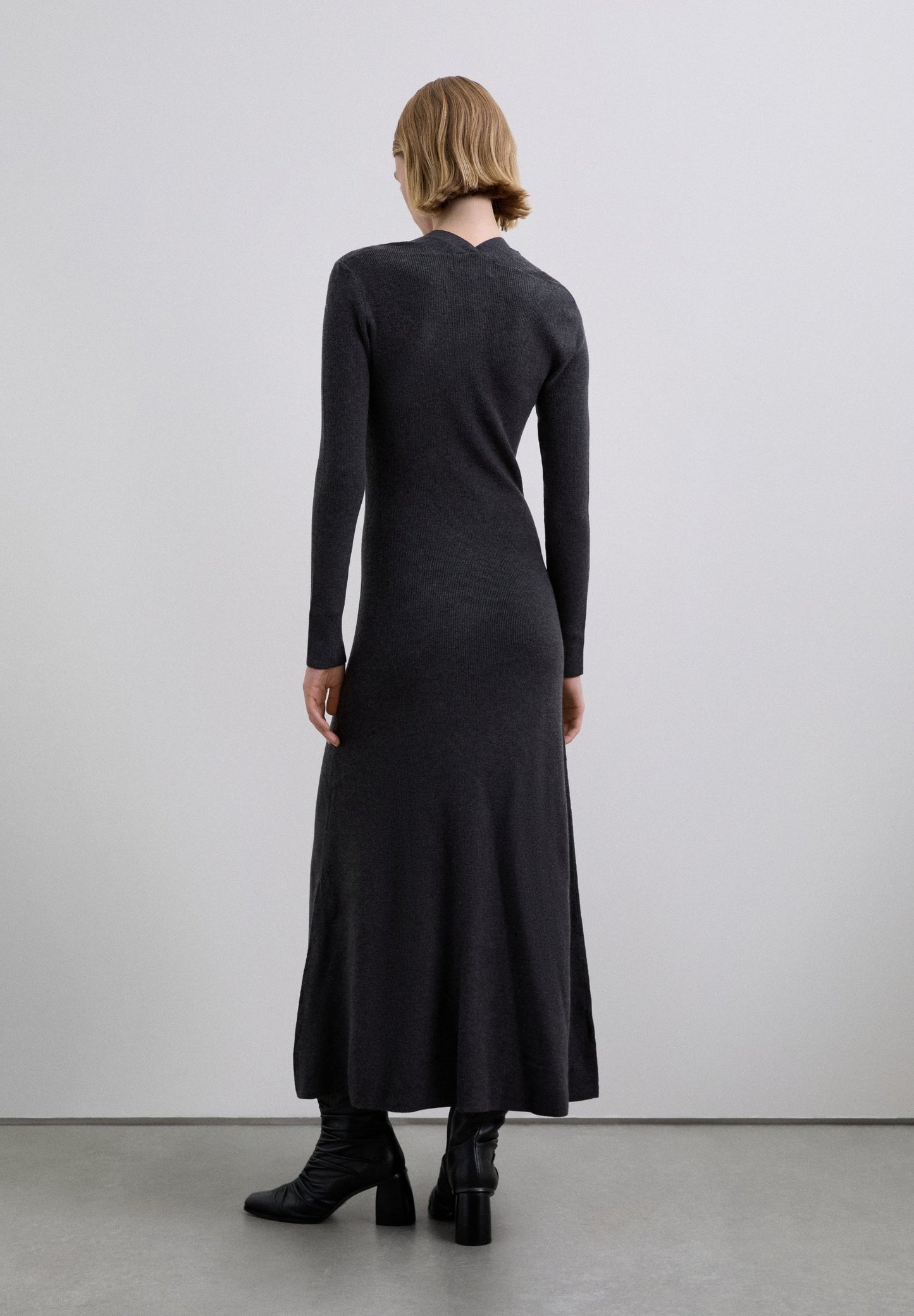 VESTIDO MIDI ESTRUCTURADO - Scalpers
