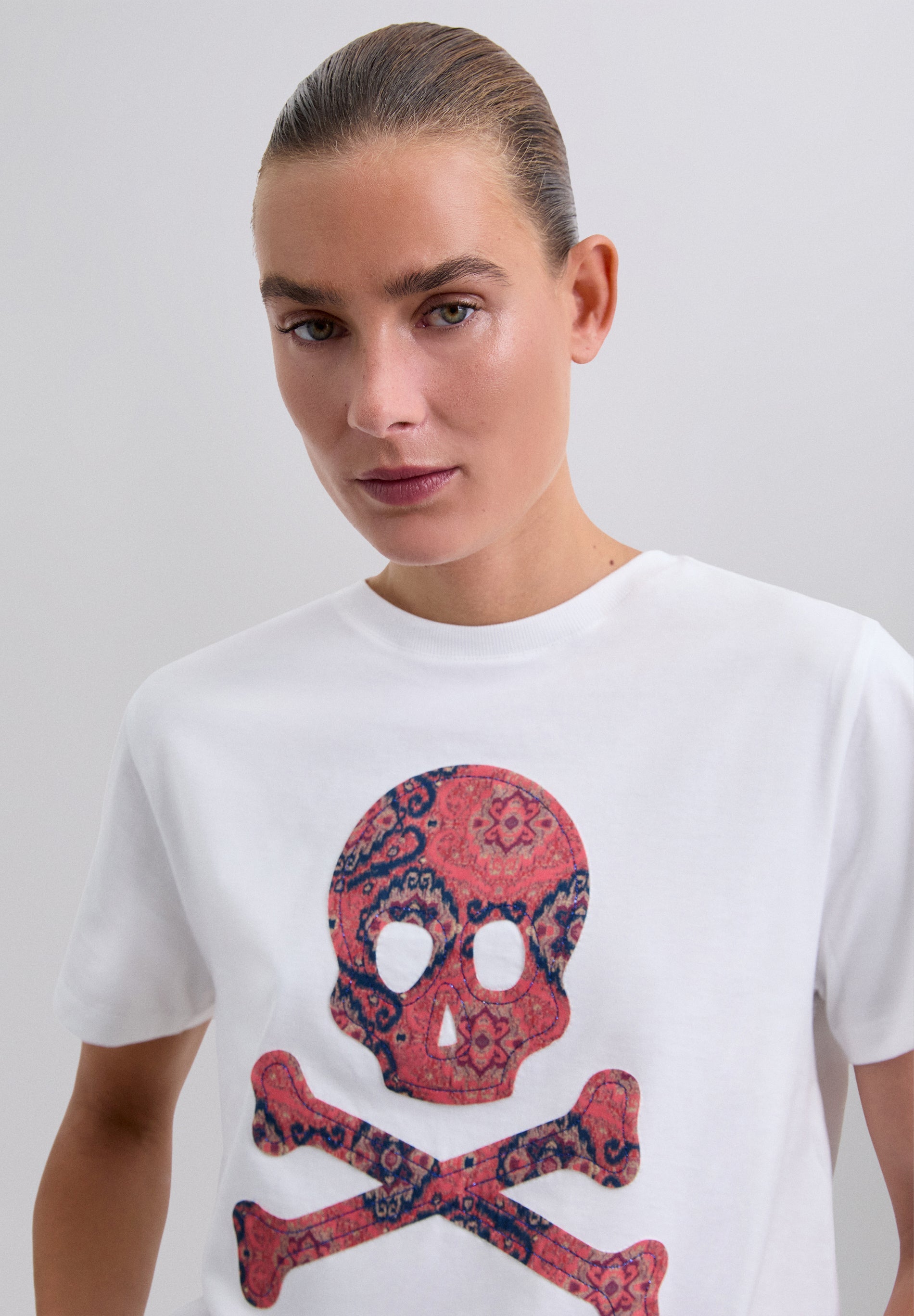 POLERA ESTAMPADA CALAVERA