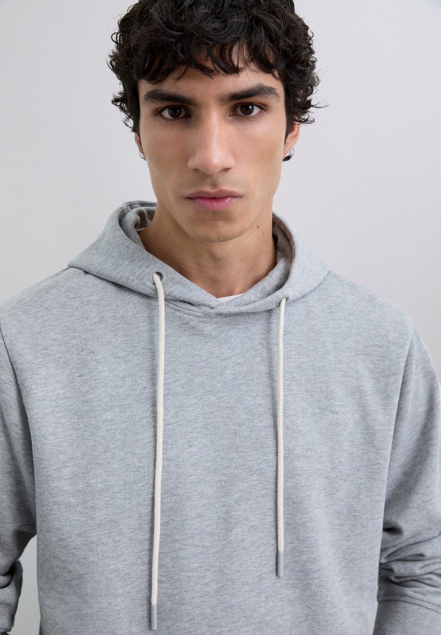 POLERÓN CAPUCHA BÁSICA BORDADA