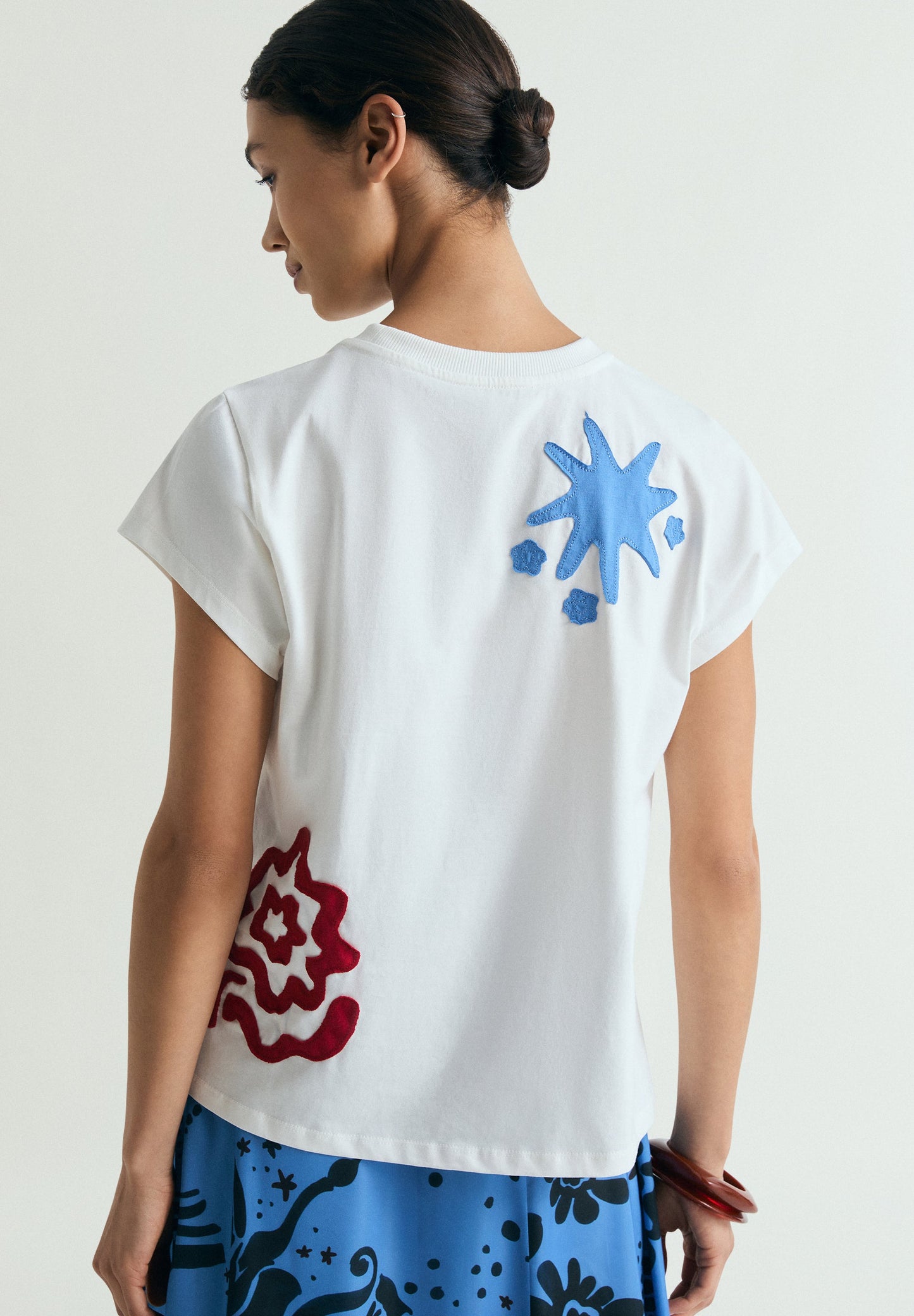 CAMISETA PARCHES BORDADOS