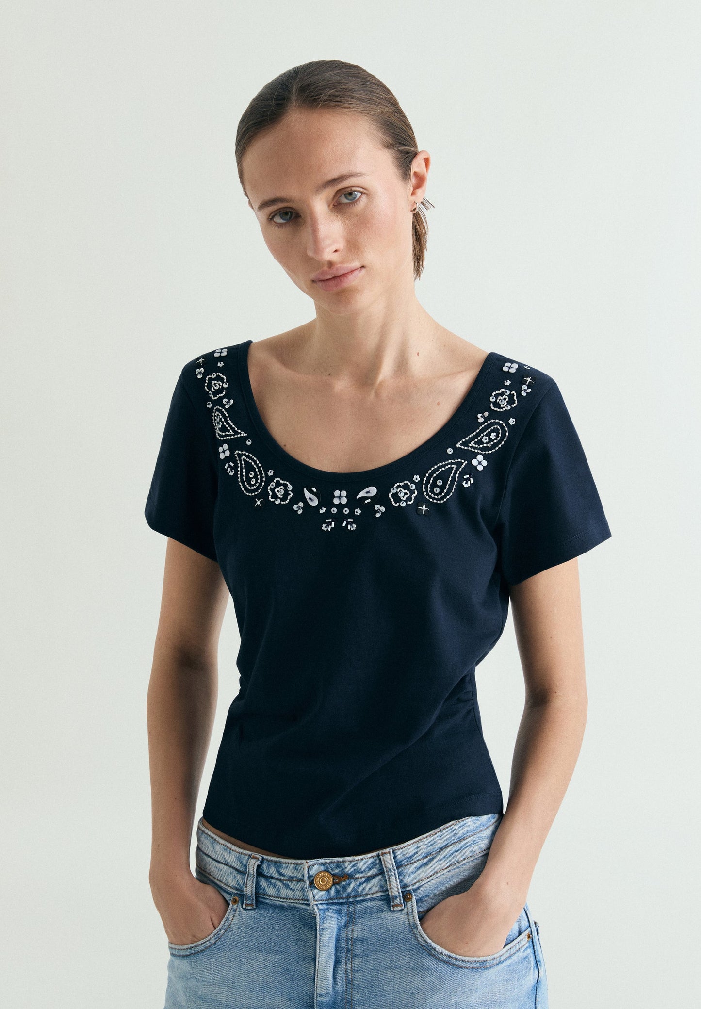CAMISETA ESCOTE REDONDO ABALORIOS