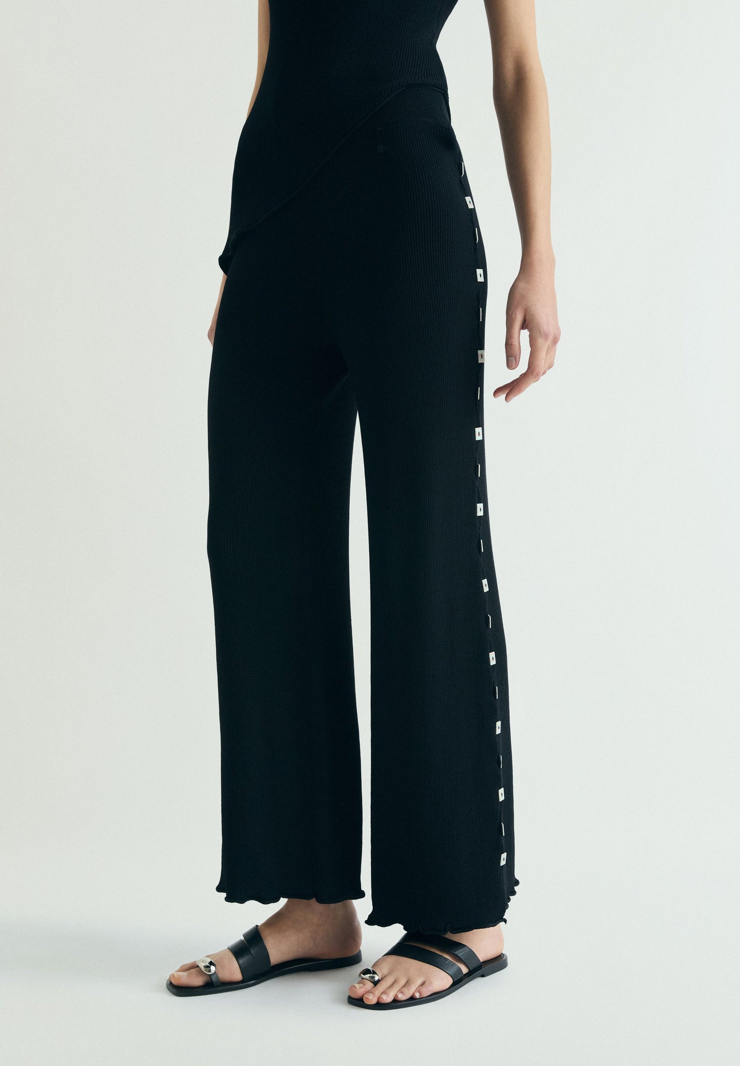 PANTALÓN DE PUNTO APLIQUES LATERALES
