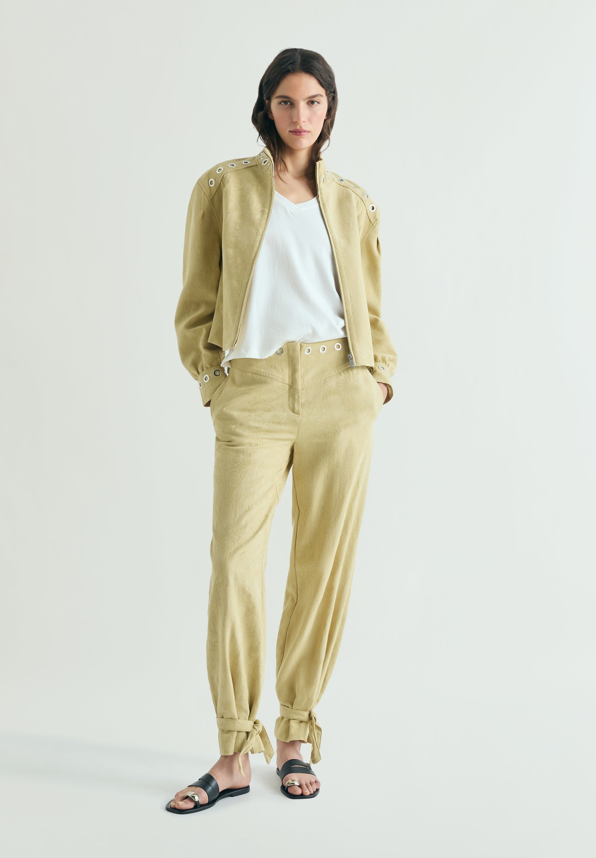PANTALÓN JACQUARD CON TACHUELAS