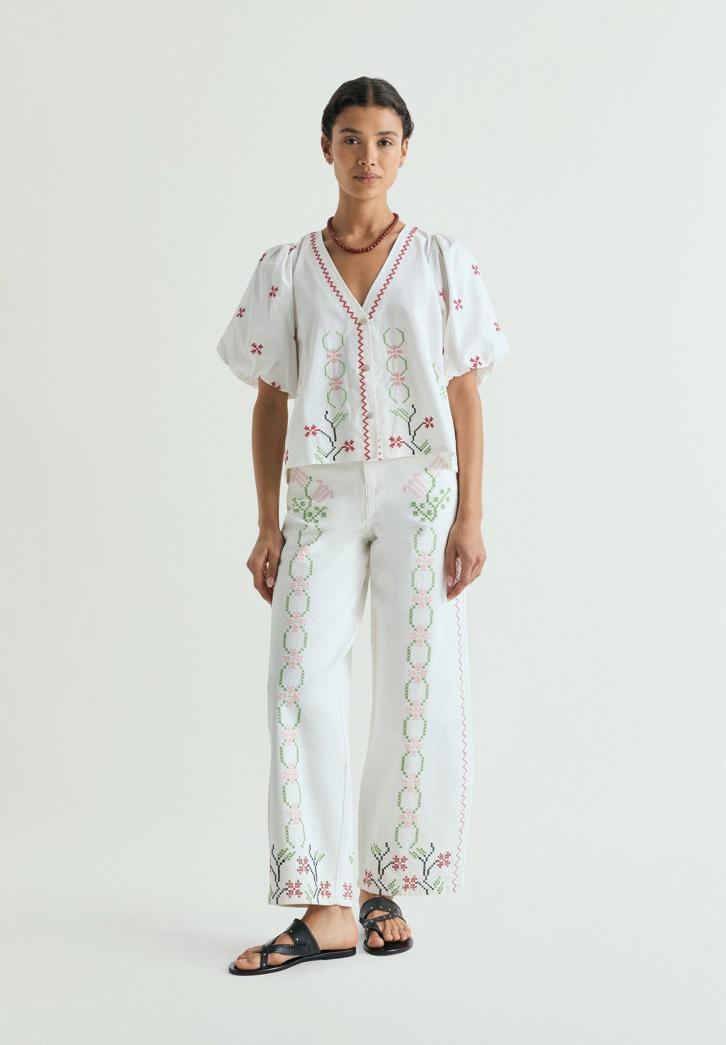 JEANS WIDE LEG BORDADOS FLORALES