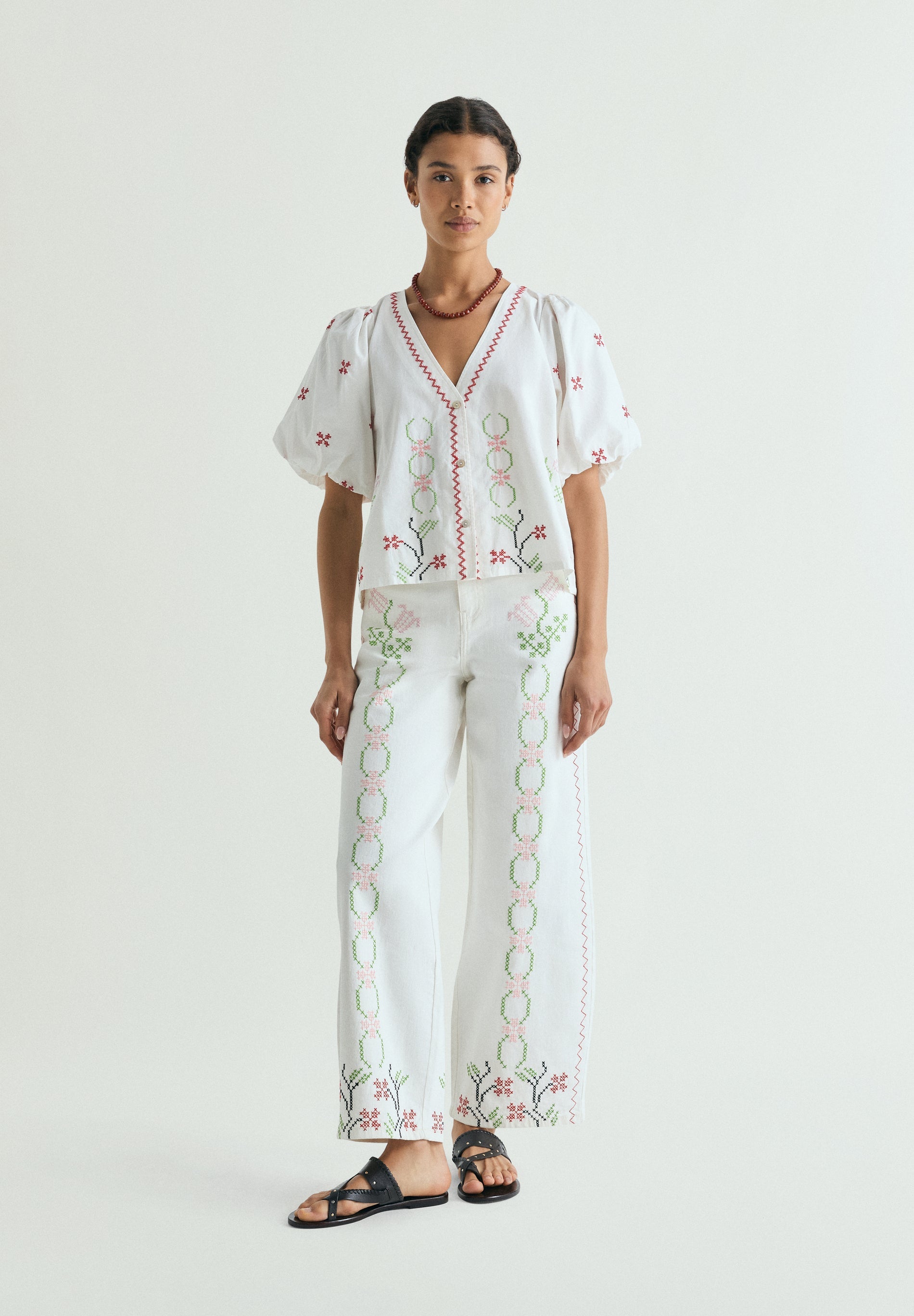 JEANS WIDE LEG BORDADOS FLORALES