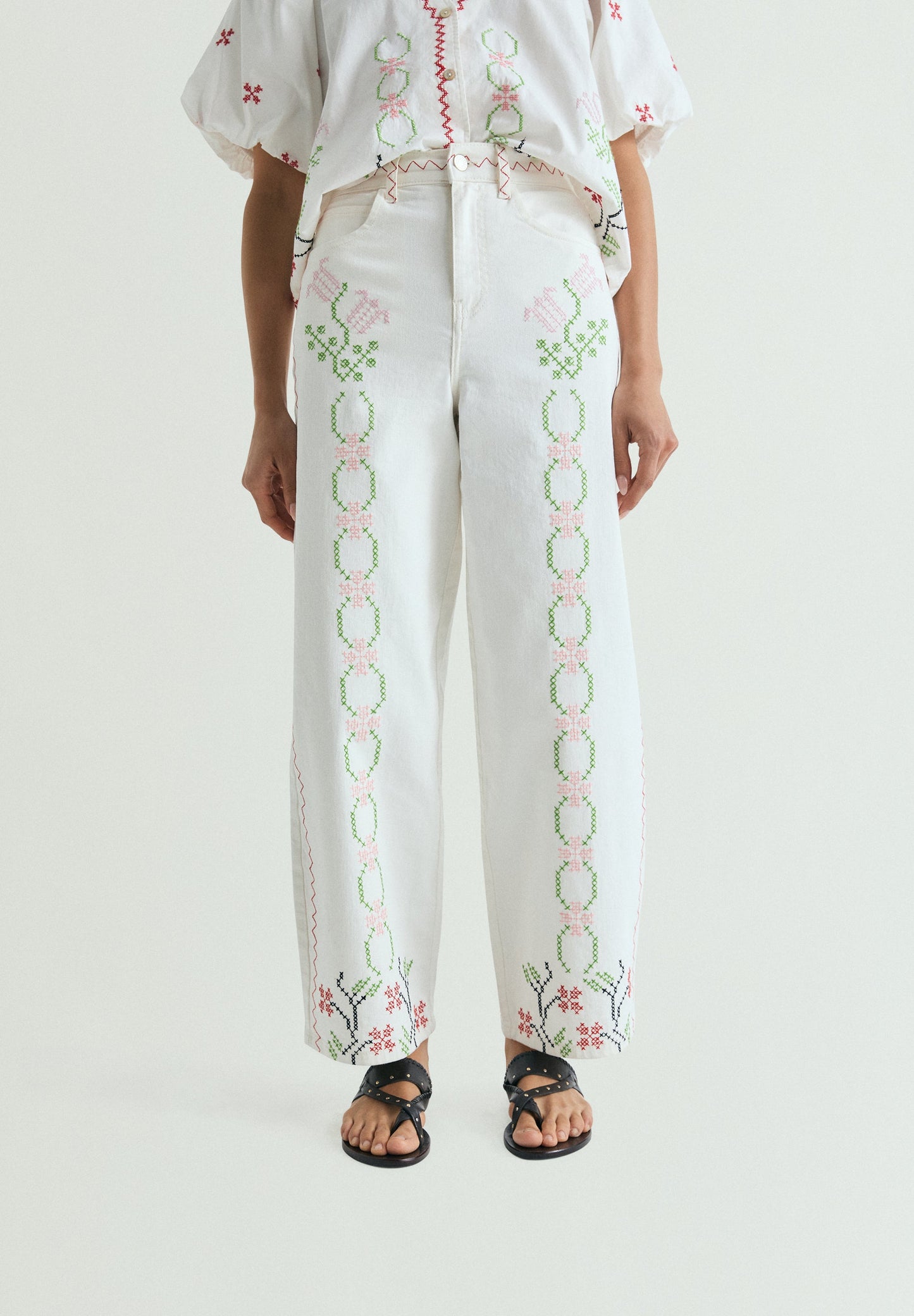 JEANS WIDE LEG BORDADOS FLORALES