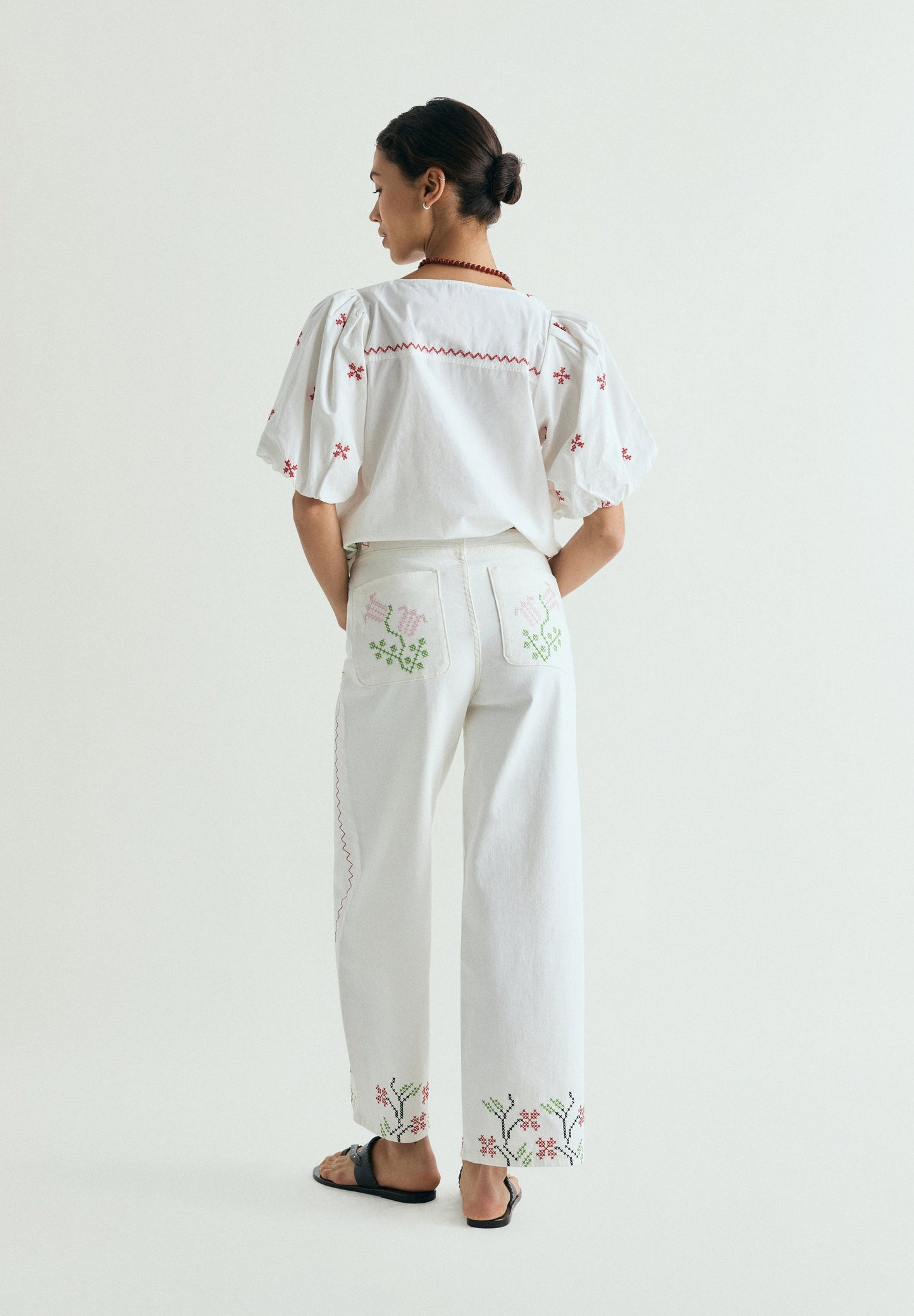 JEANS WIDE LEG BORDADOS FLORALES
