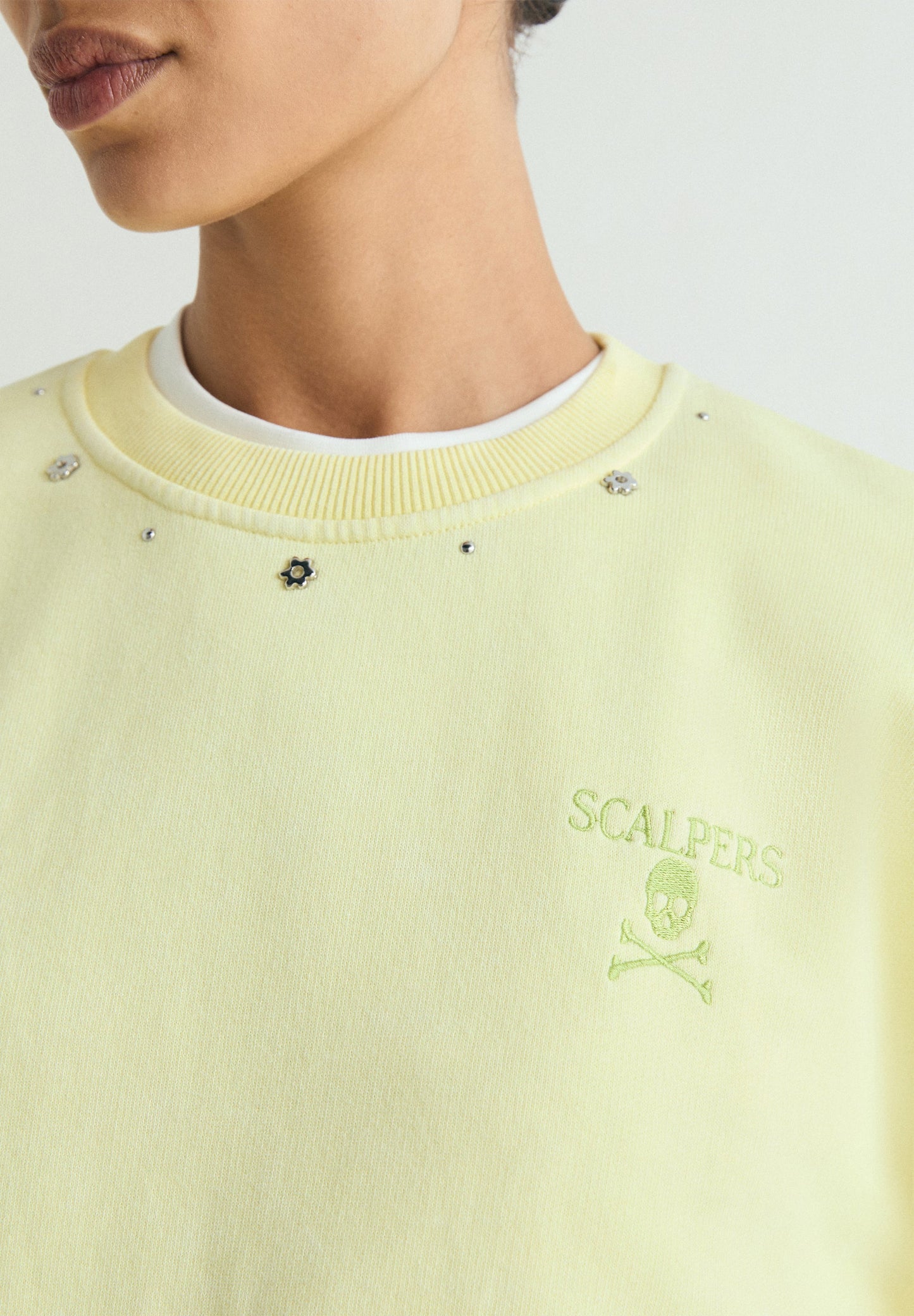 SUDADERA TACHUELAS CALAVERA
