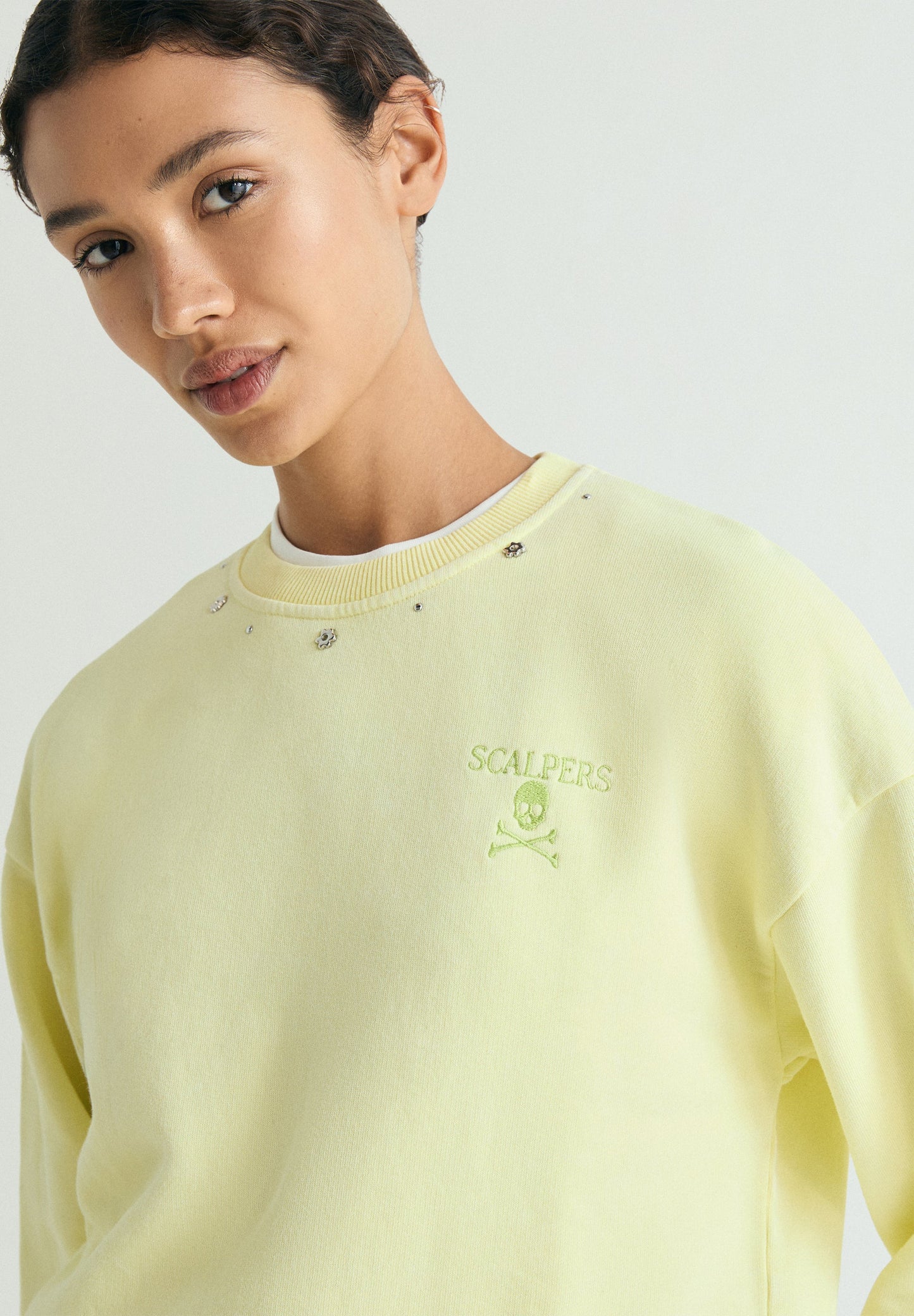 SUDADERA TACHUELAS CALAVERA