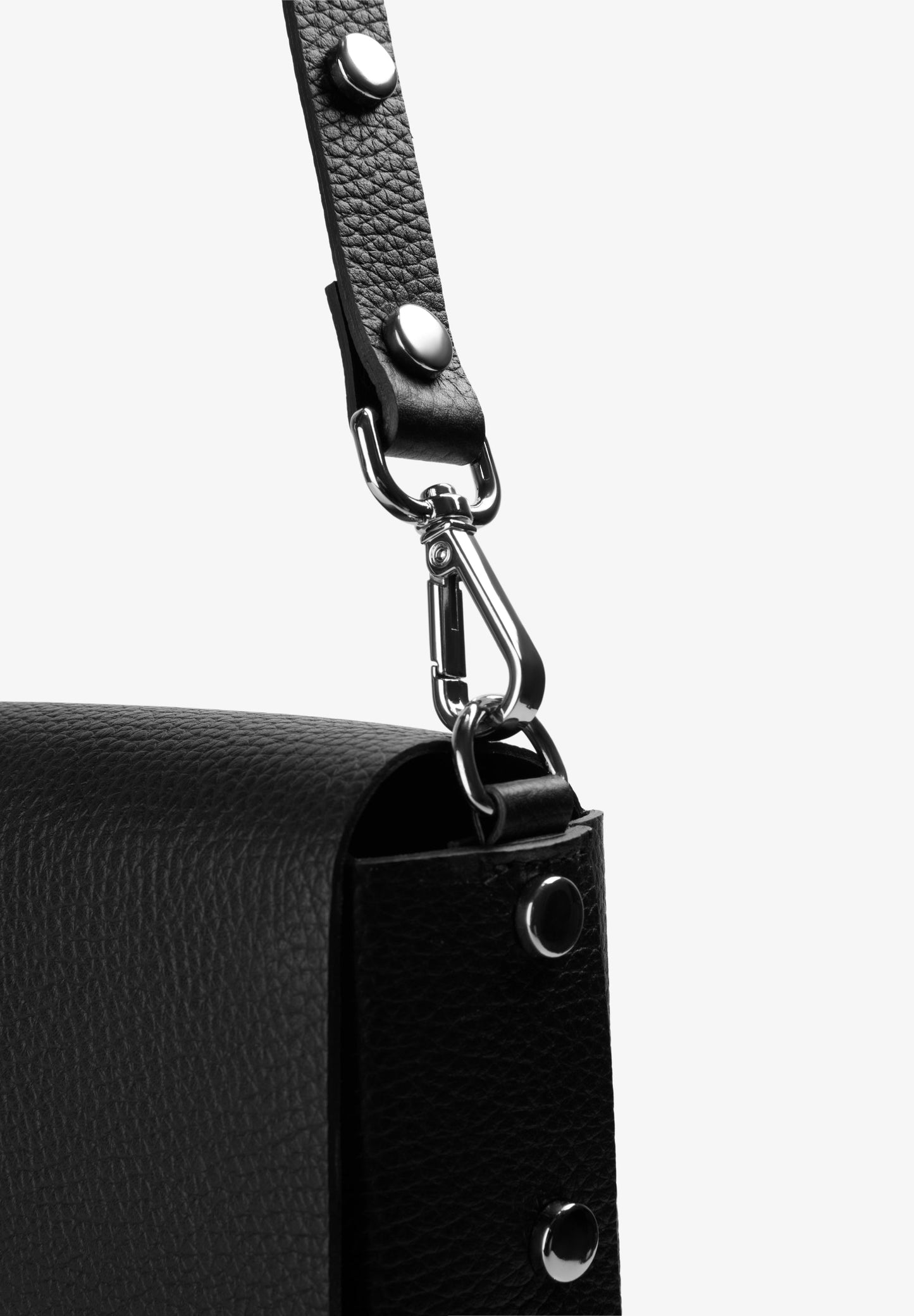 BOLSO DE PIEL CON APLIQUES