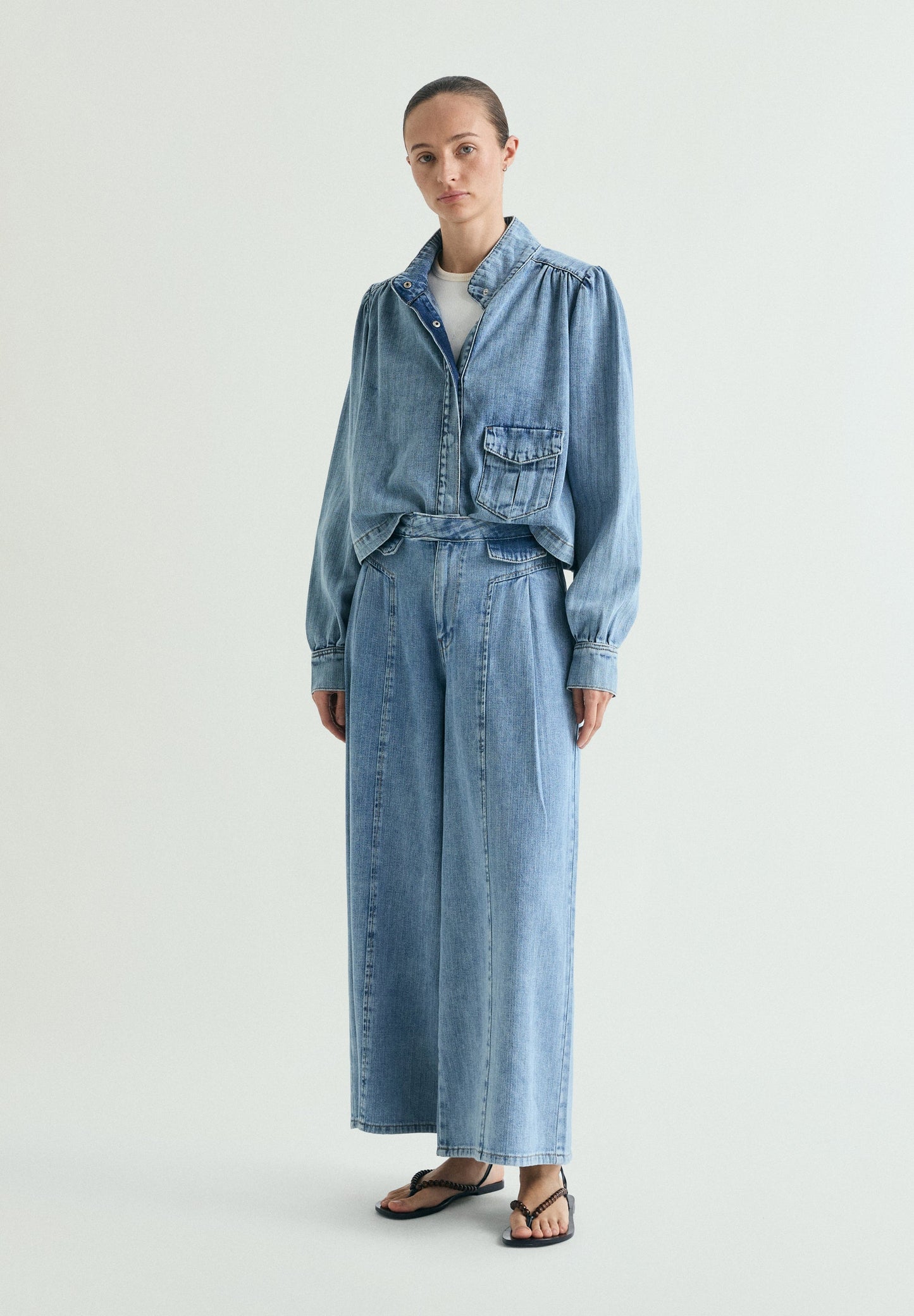 CHAQUETA DENIM MANGAS ABULLONADAS