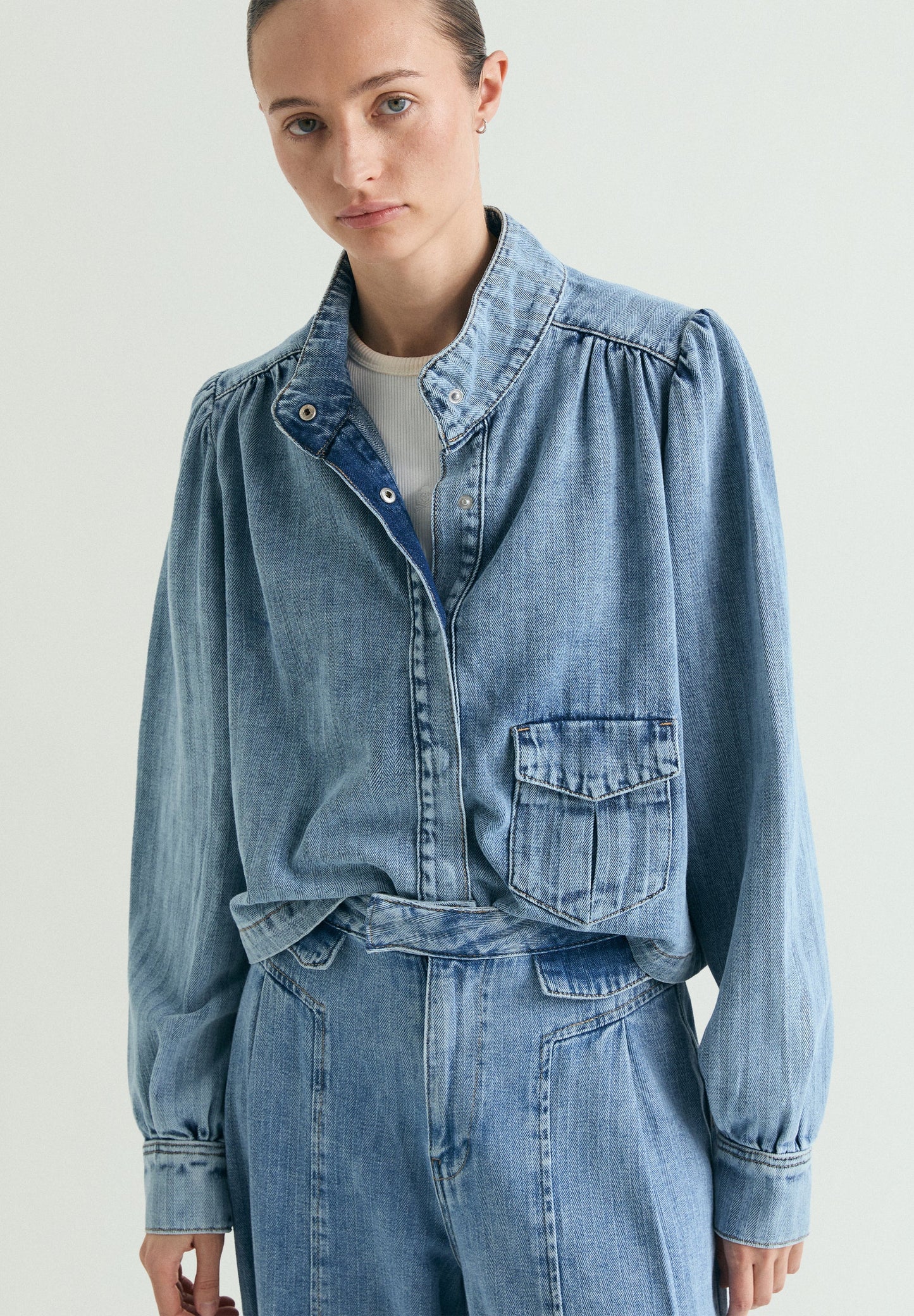 CHAQUETA DENIM MANGAS ABULLONADAS