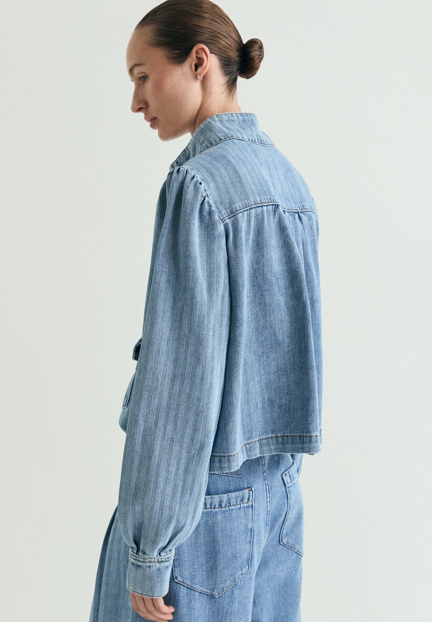 CHAQUETA DENIM MANGAS ABULLONADAS