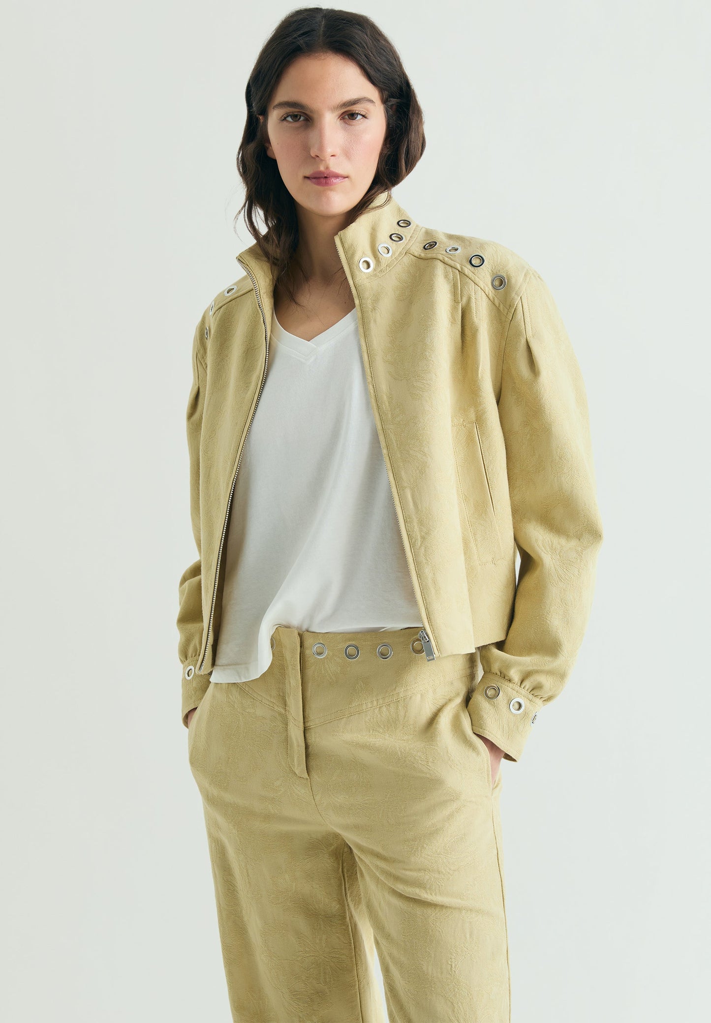 BOMBER JACQUARD CON TACHUELAS