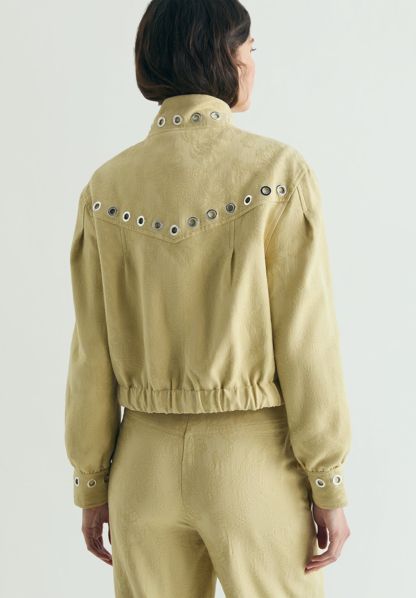BOMBER JACQUARD CON TACHUELAS