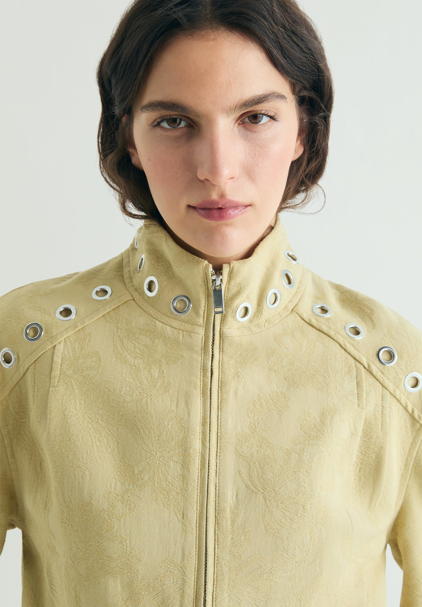 BOMBER JACQUARD CON TACHUELAS