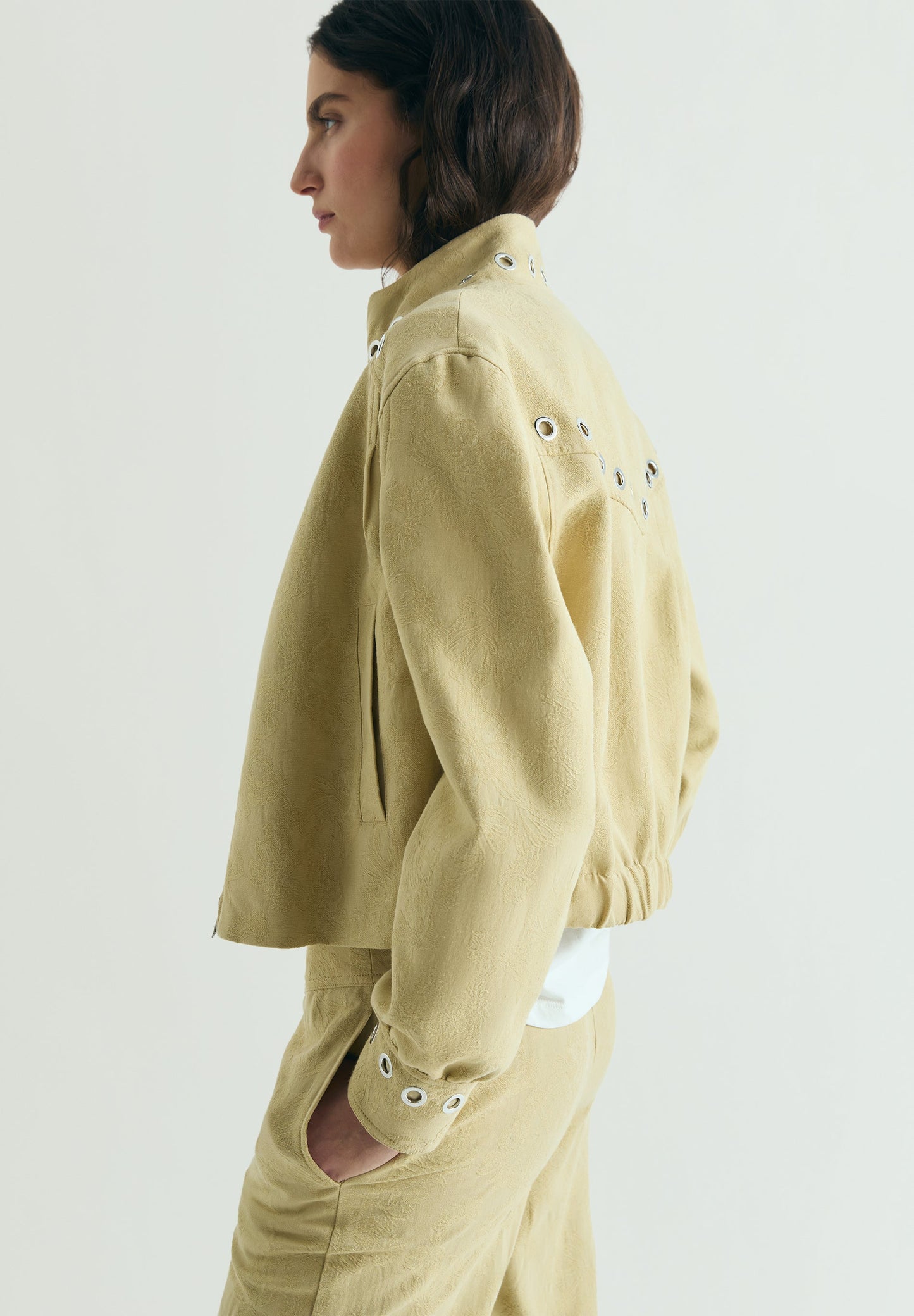 BOMBER JACQUARD CON TACHUELAS