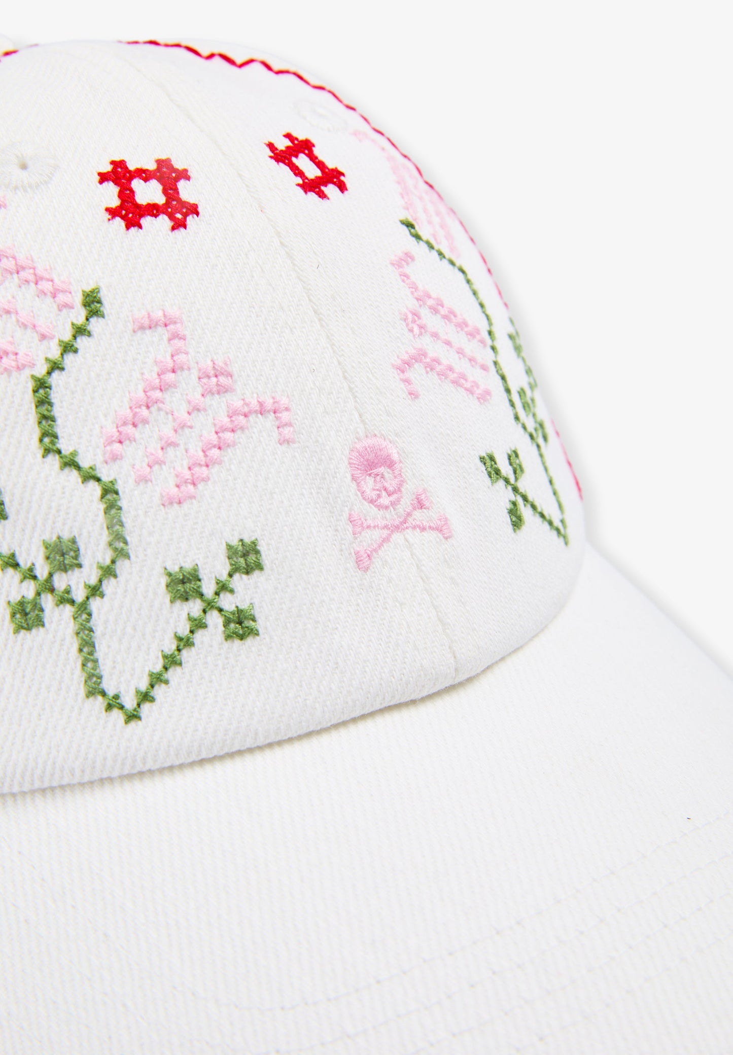 GORRA DETALLES BORDADOS