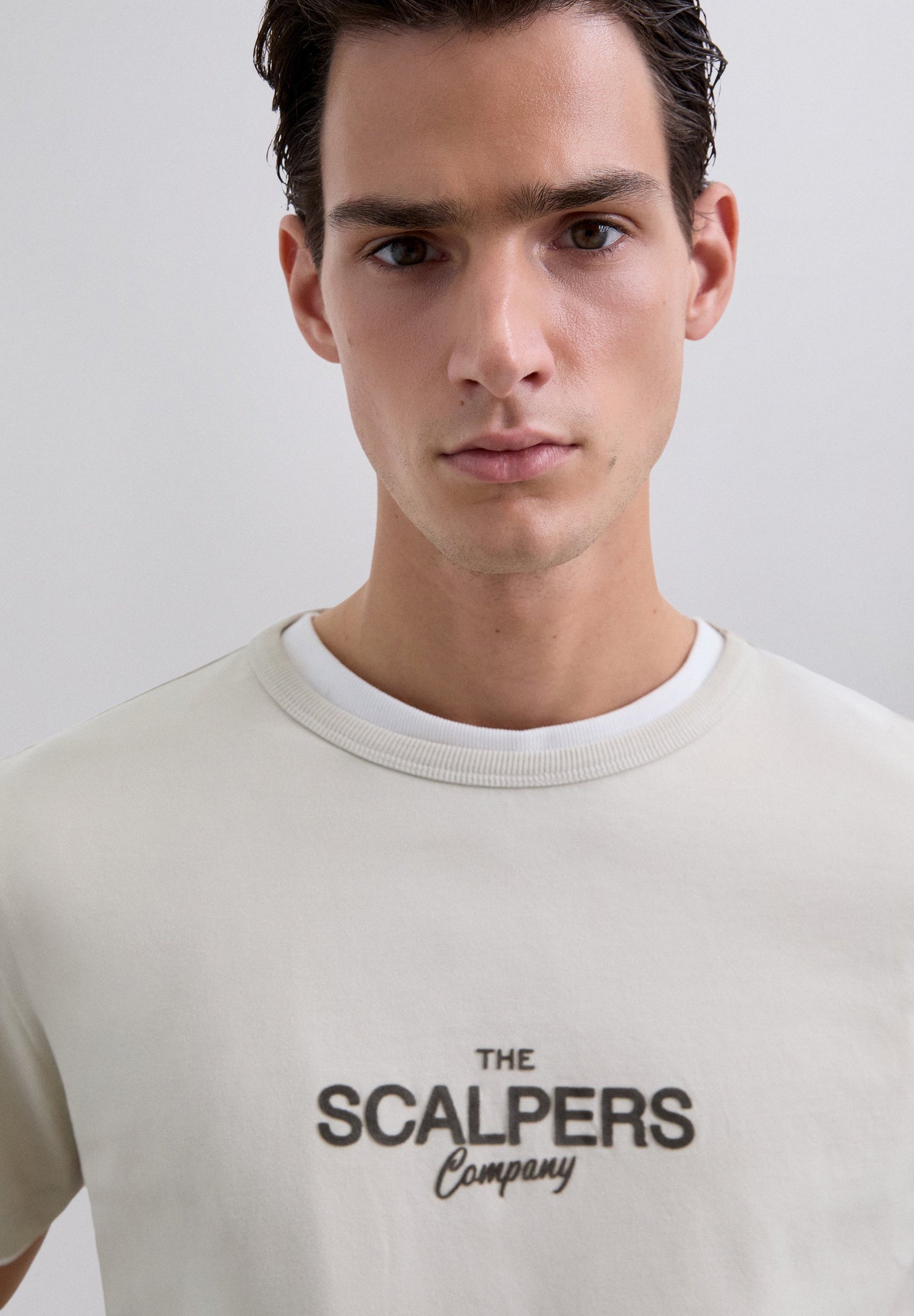 POLERA LOGO FRONTAL CALIGRAFÍA