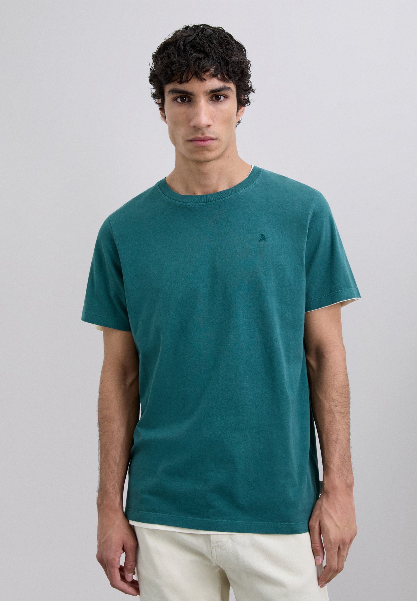 POLERA CALAVERA BORDADA TONO