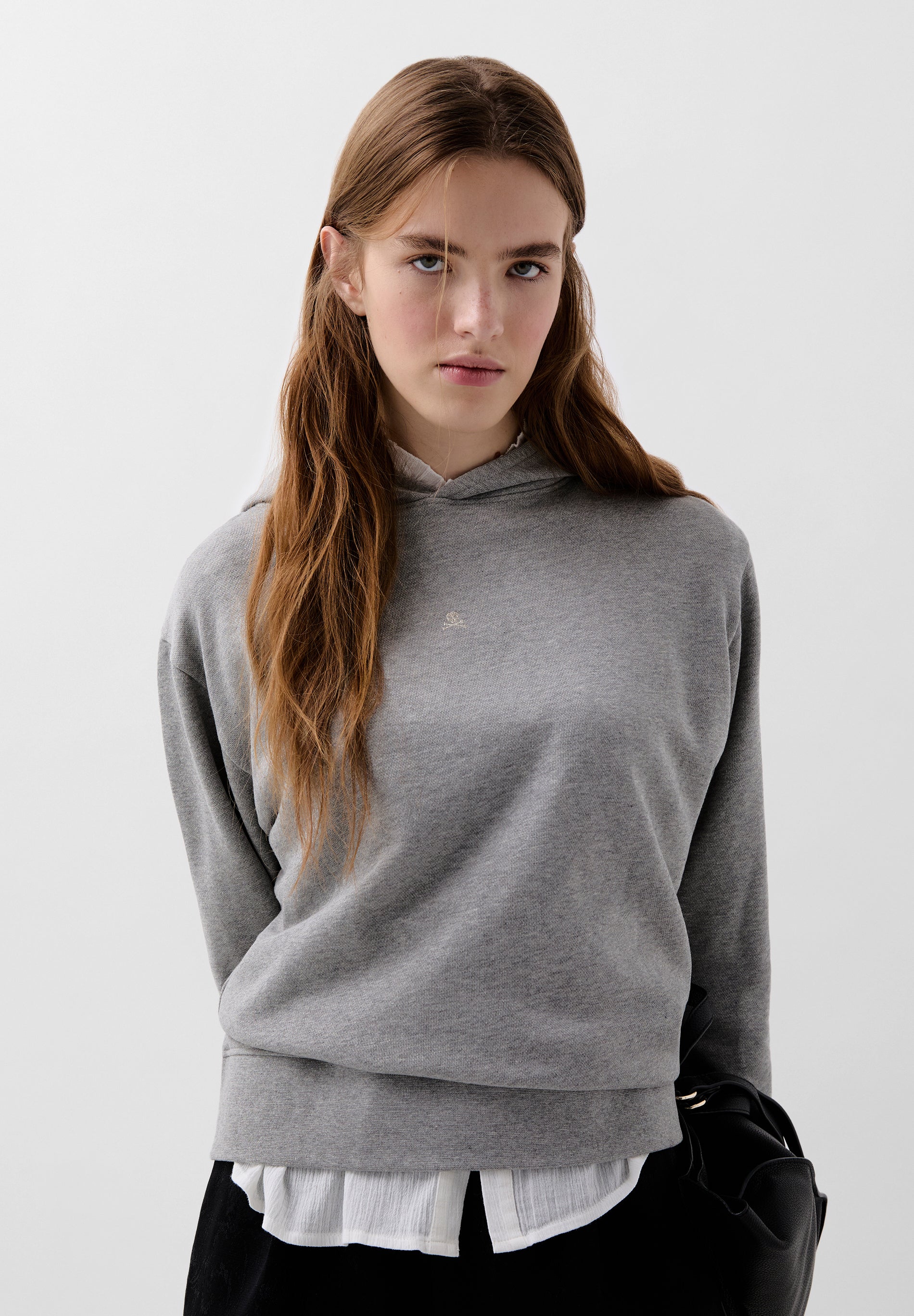 POLERÓN CAPUCHA CALAVERA BORDADA