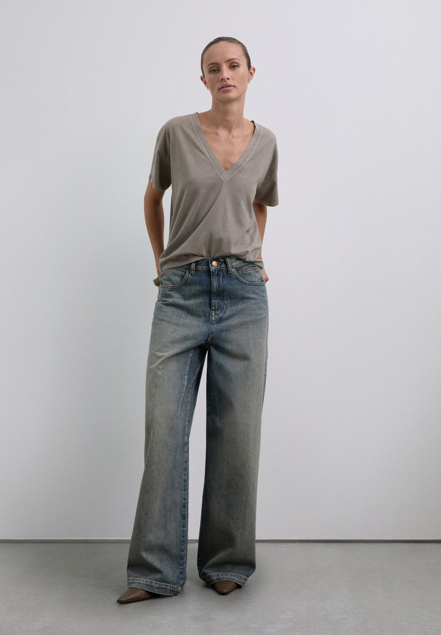 POLERA BÁSICA CUELLO PICO
