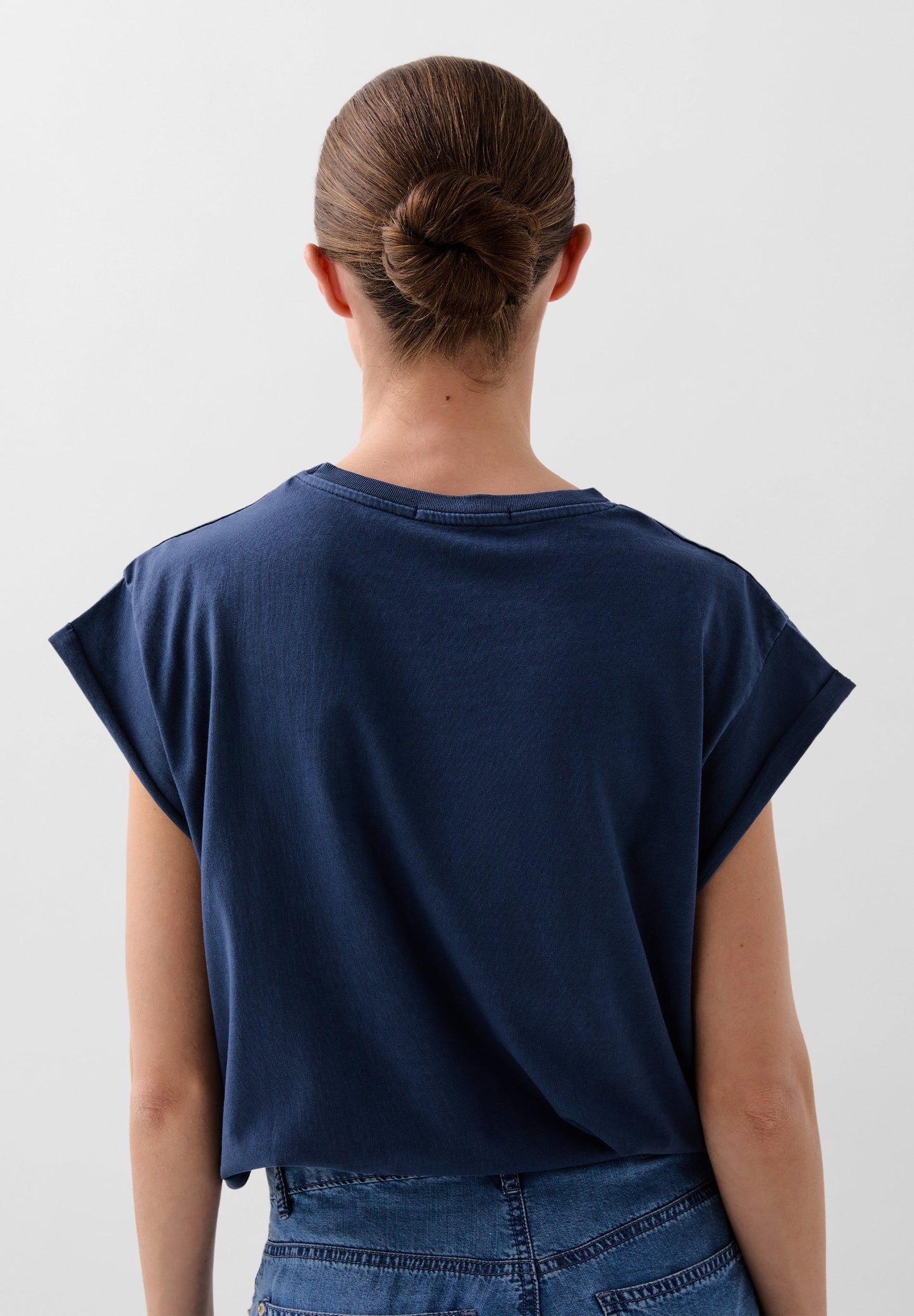 POLERA CALAVERA BORDADA TONO