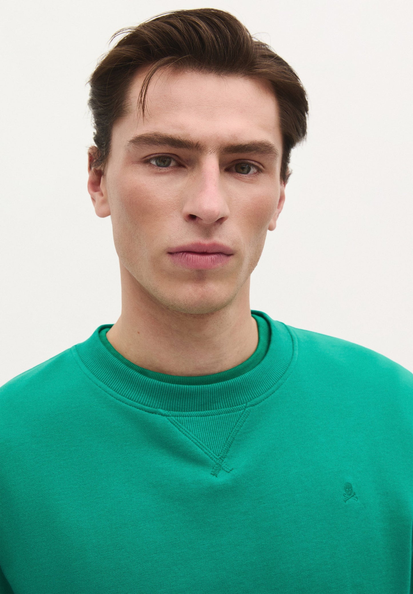 POLERÓN BÁSICO CALAVERA BORDADA