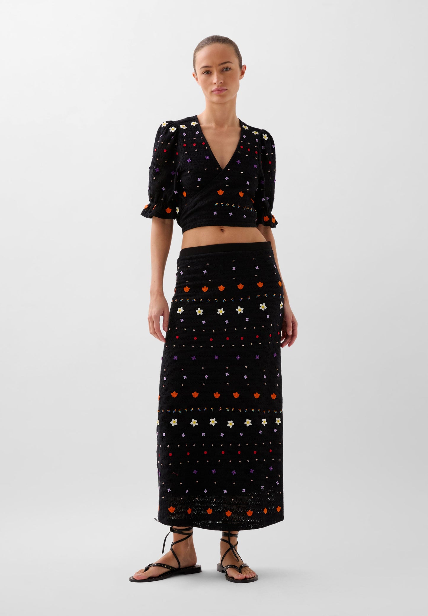 FALDA PUNTO DETALLES BORDADOS