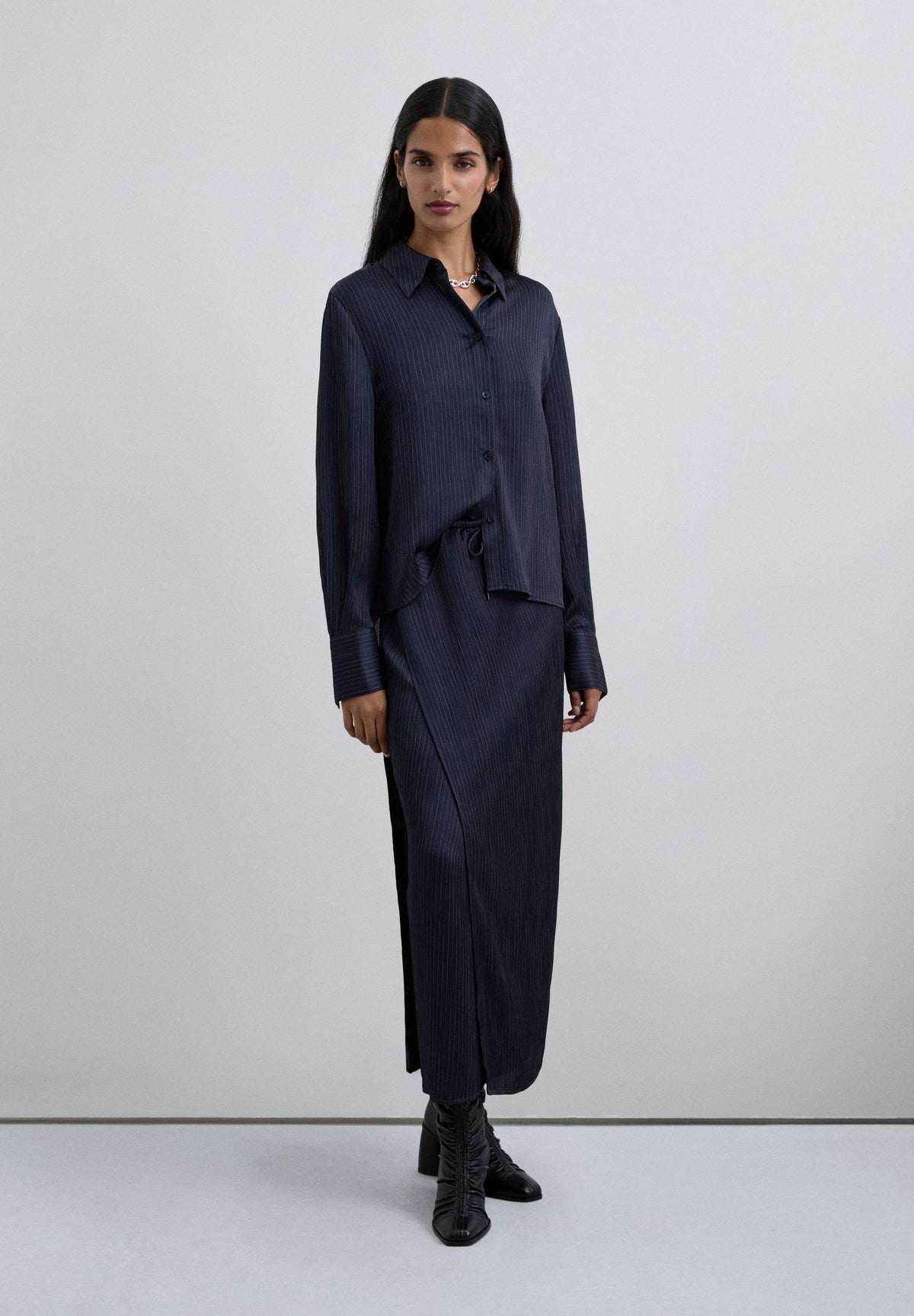 CAMISA RAYA DIPLOMÁTICA FLUIDA