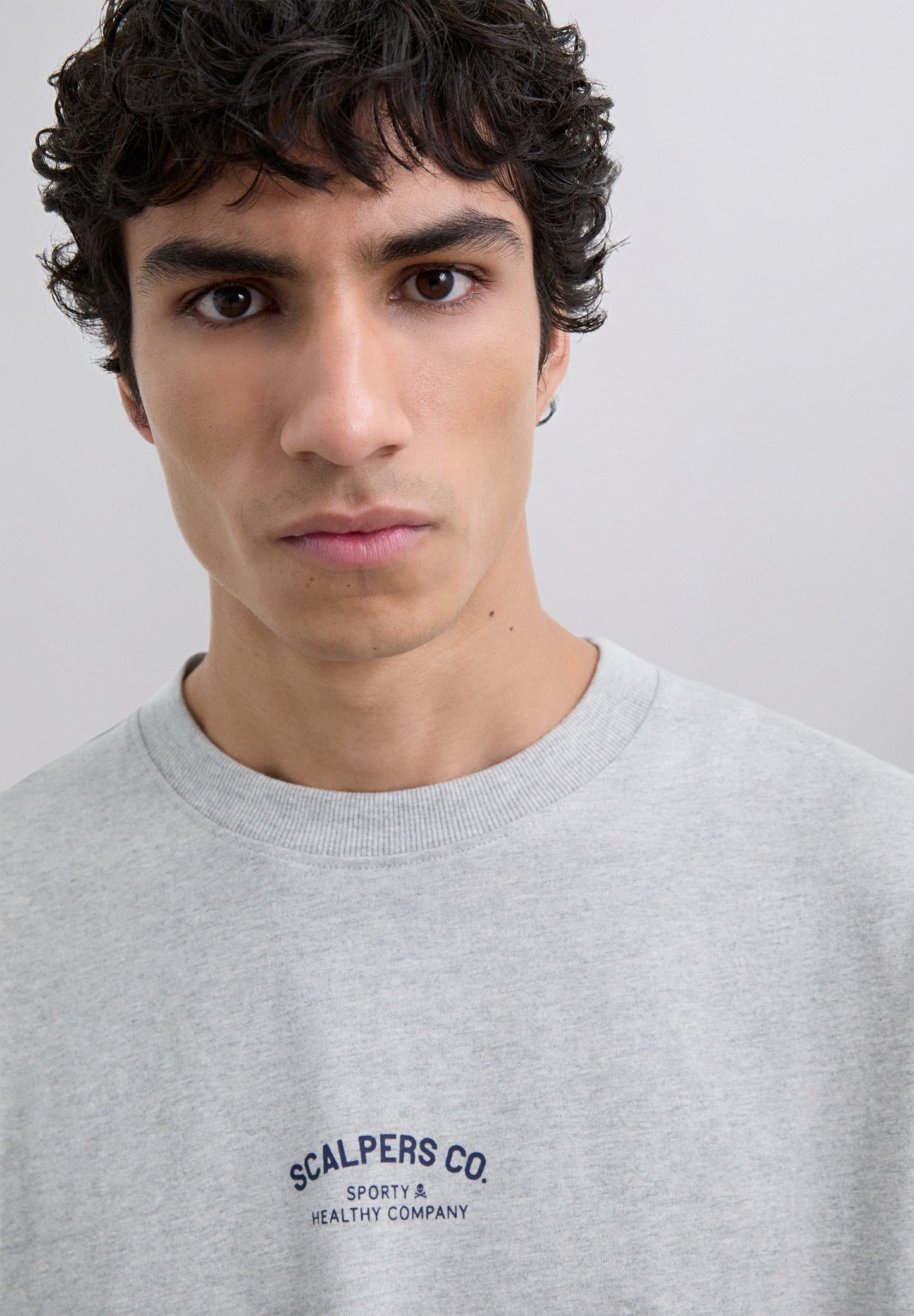 POLERA PRINT LOGO CONTRASTE