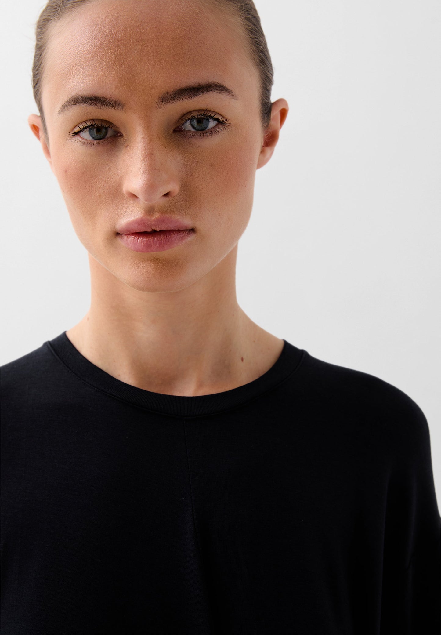 VESTIDO FLUIDO DETALLE NUDO