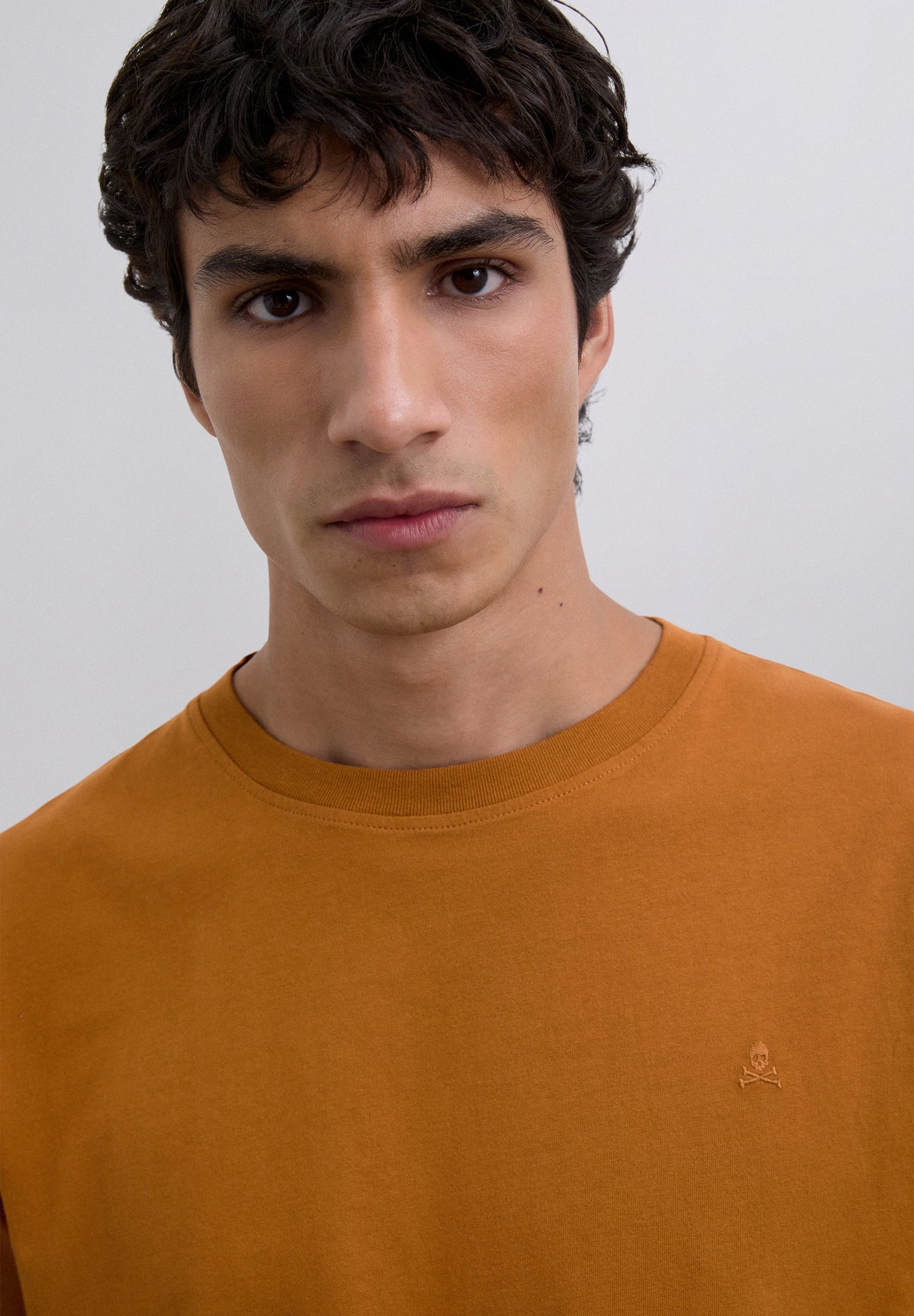 POLERA CALAVERA BORDADA