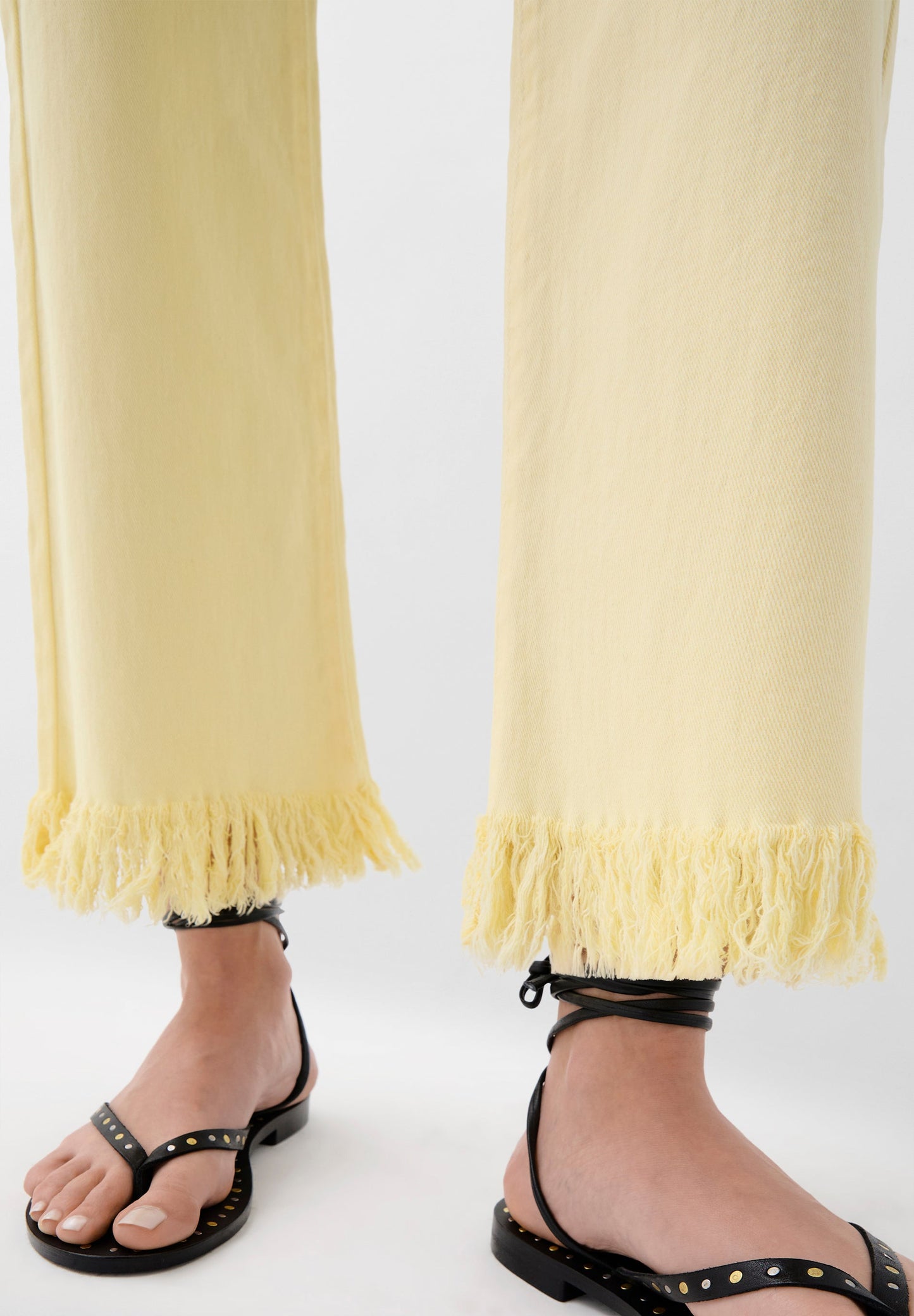 PANTALÓN VAQUERO FLECOS BORDADO