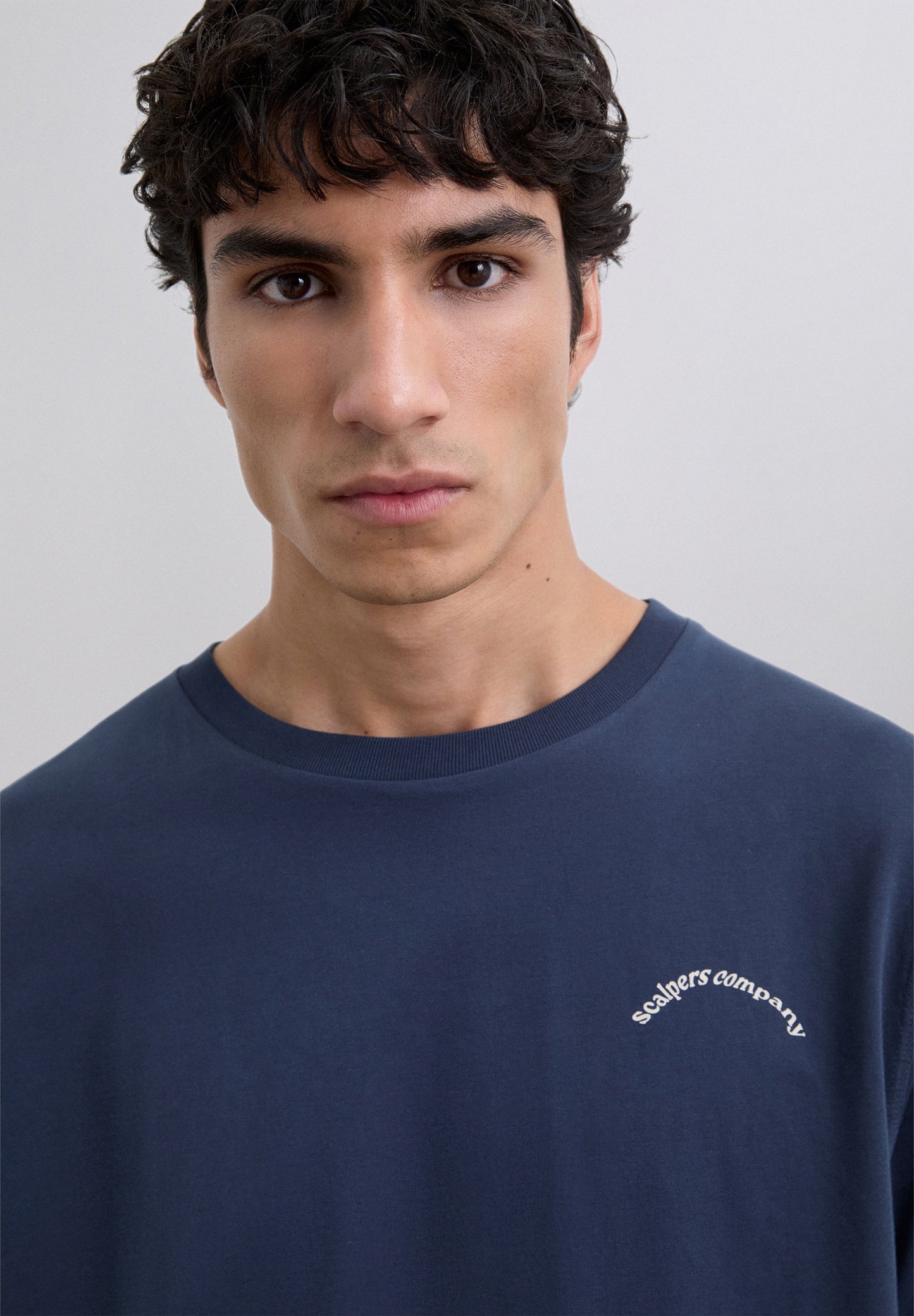 POLERA PRINT LOGO CONTRASTE