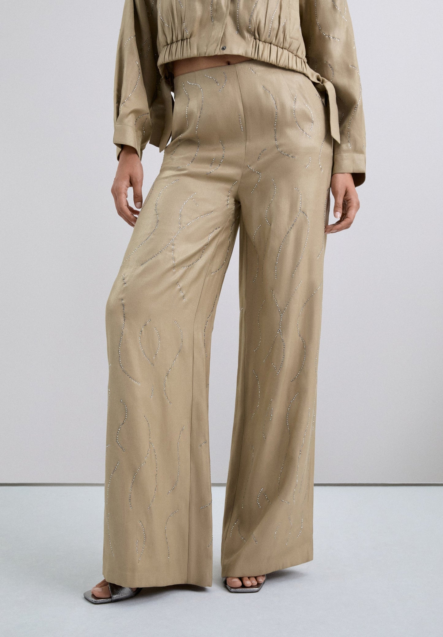 PANTALÓN FLUIDO CON PIEDRAS STRASS