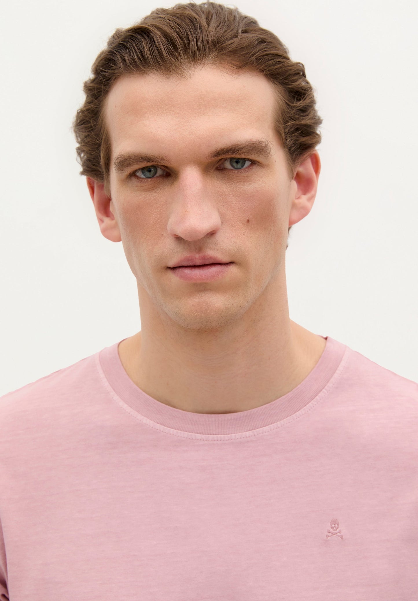 POLERA CALAVERA BORDADA TONO