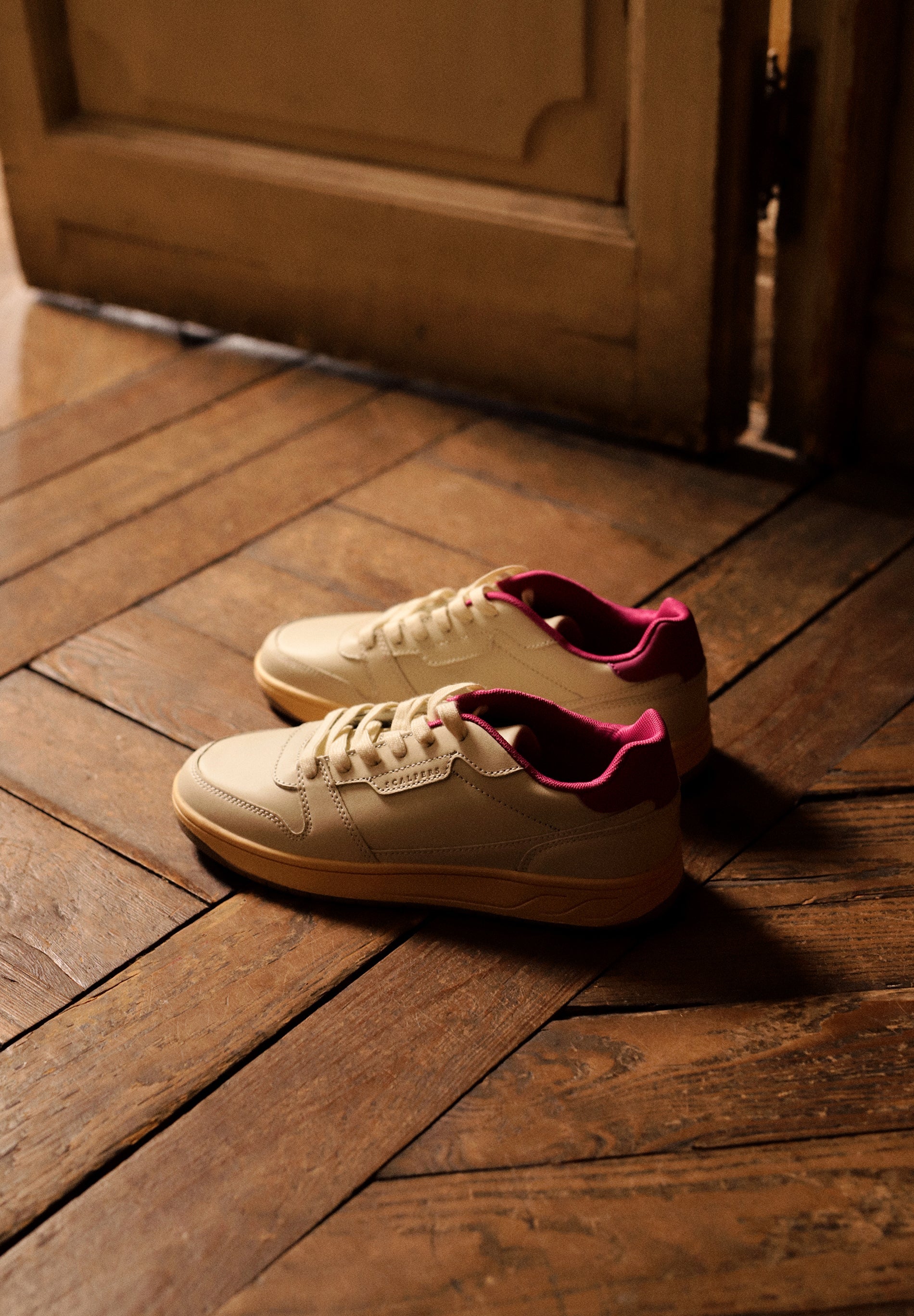 SNEAKERS DETALLE TALÓN