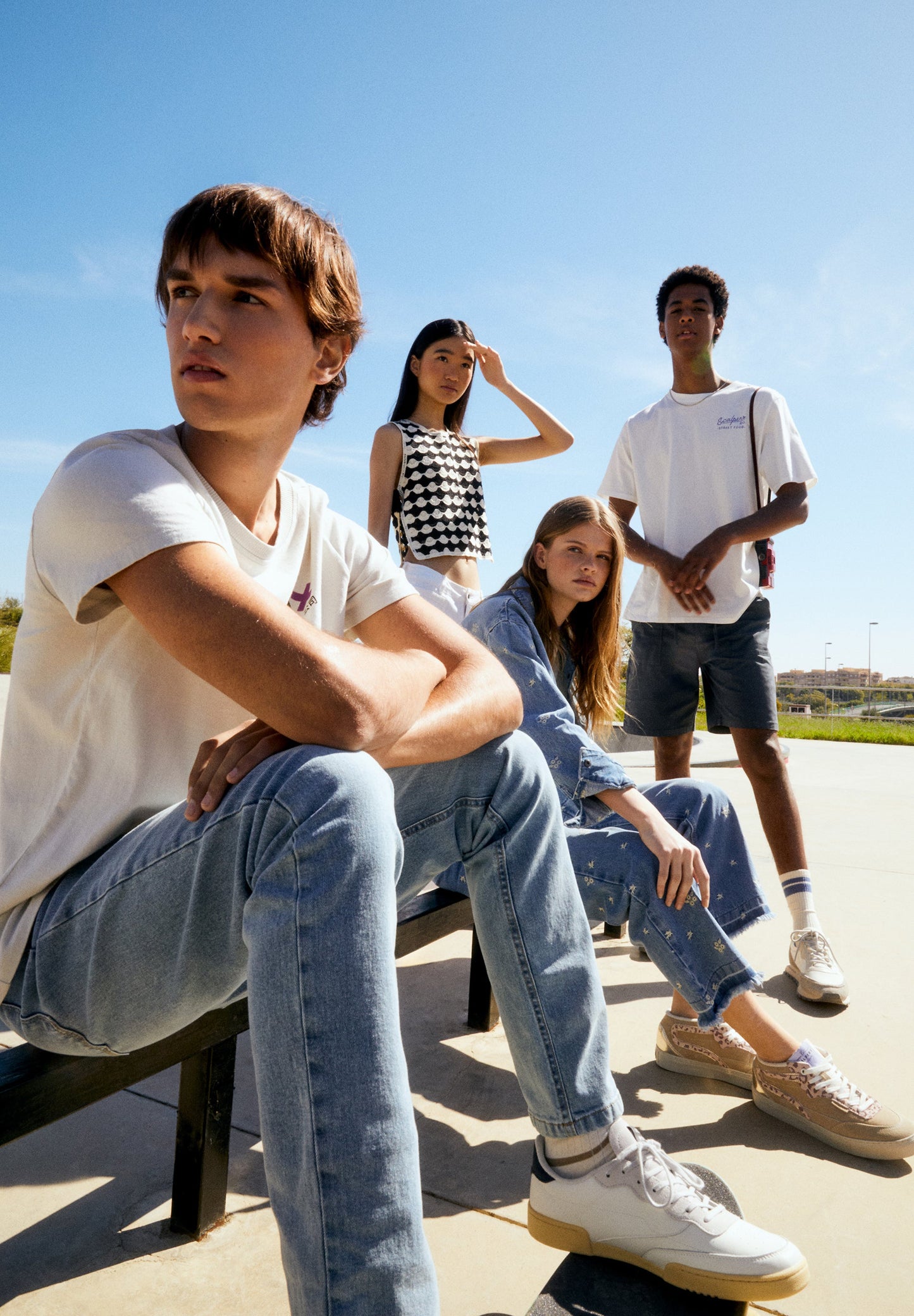 CAMISETA DETALLES FLOCADOS