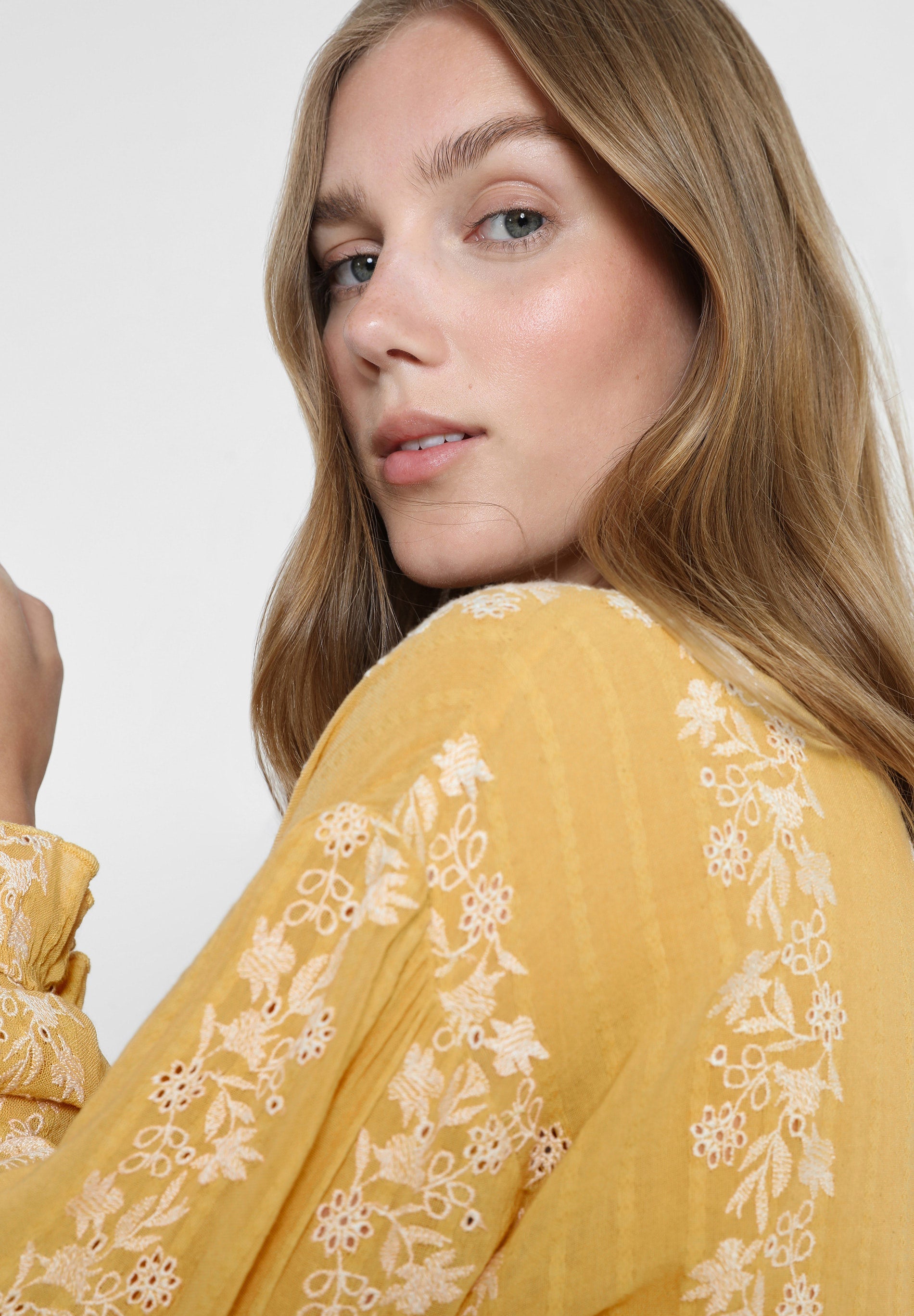 BLUSA BORDADOS CONTRASTE