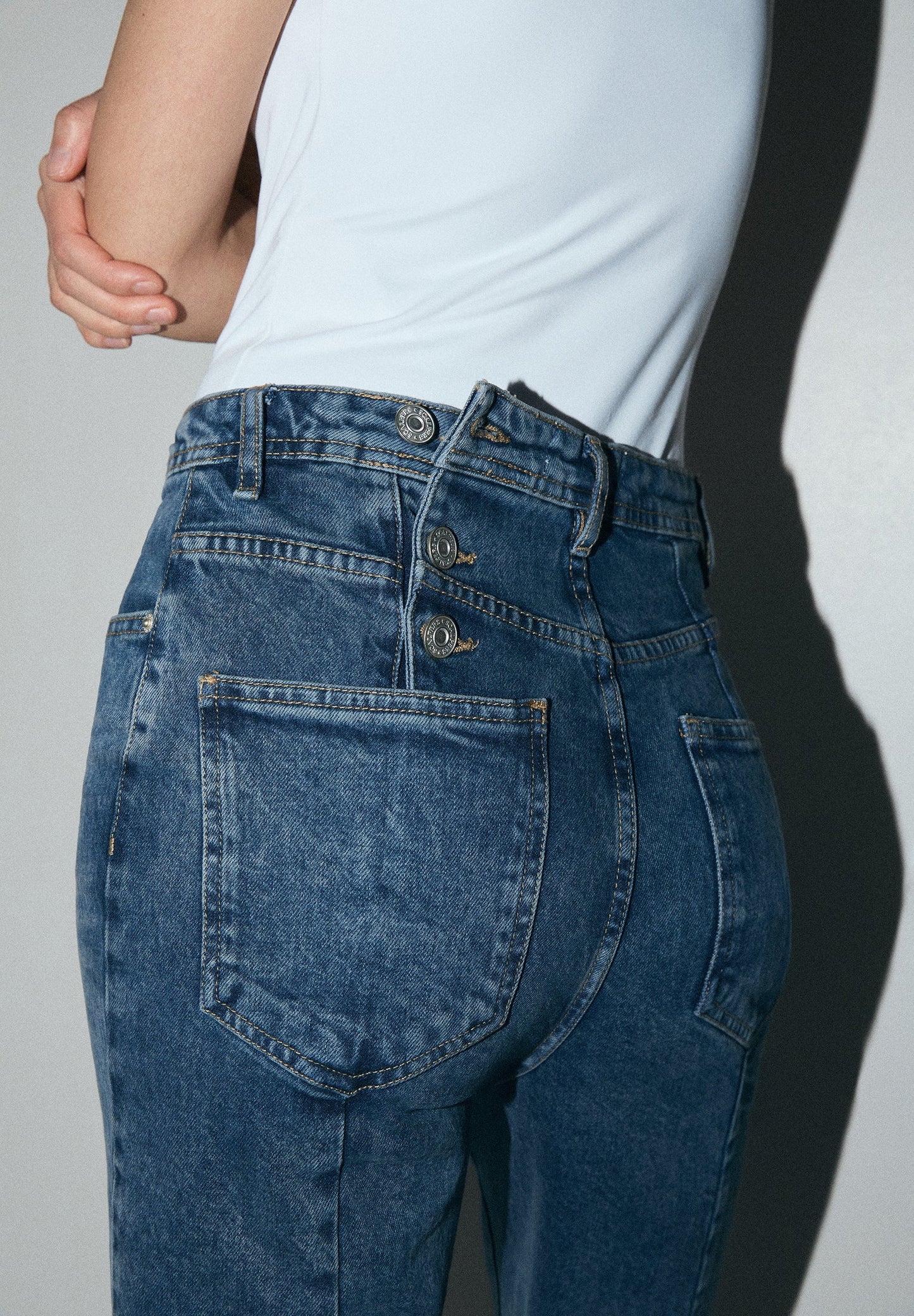 JEANS BOTONES TRASEROS