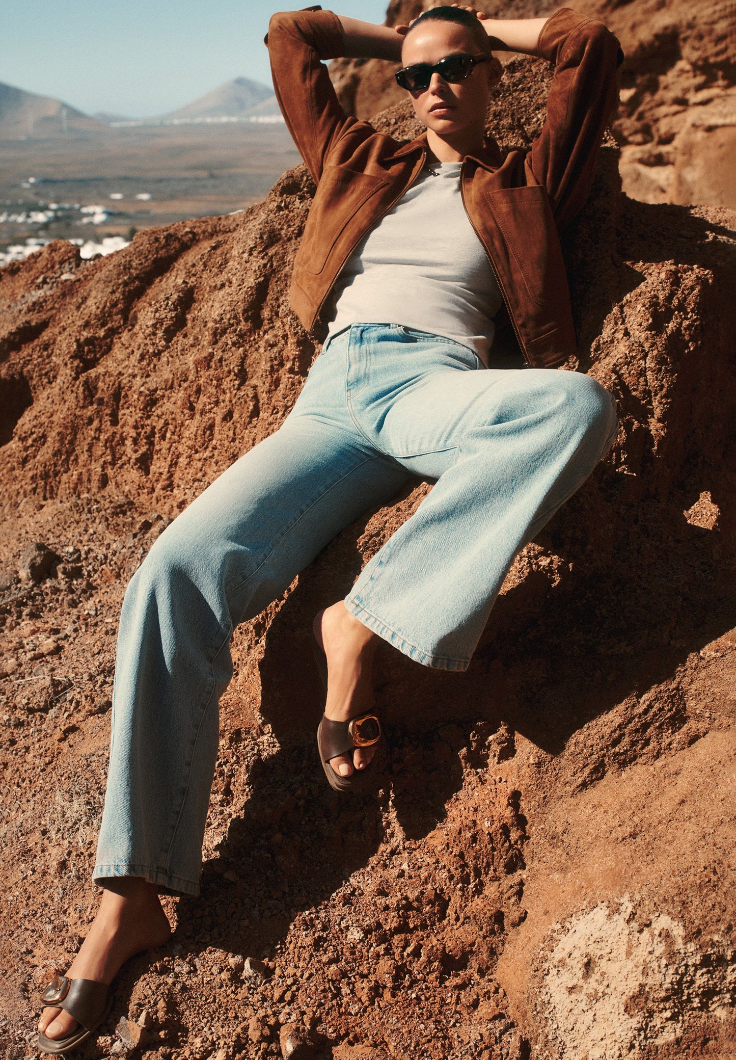 PANTALÓN VAQUERO DETALLE STRASS