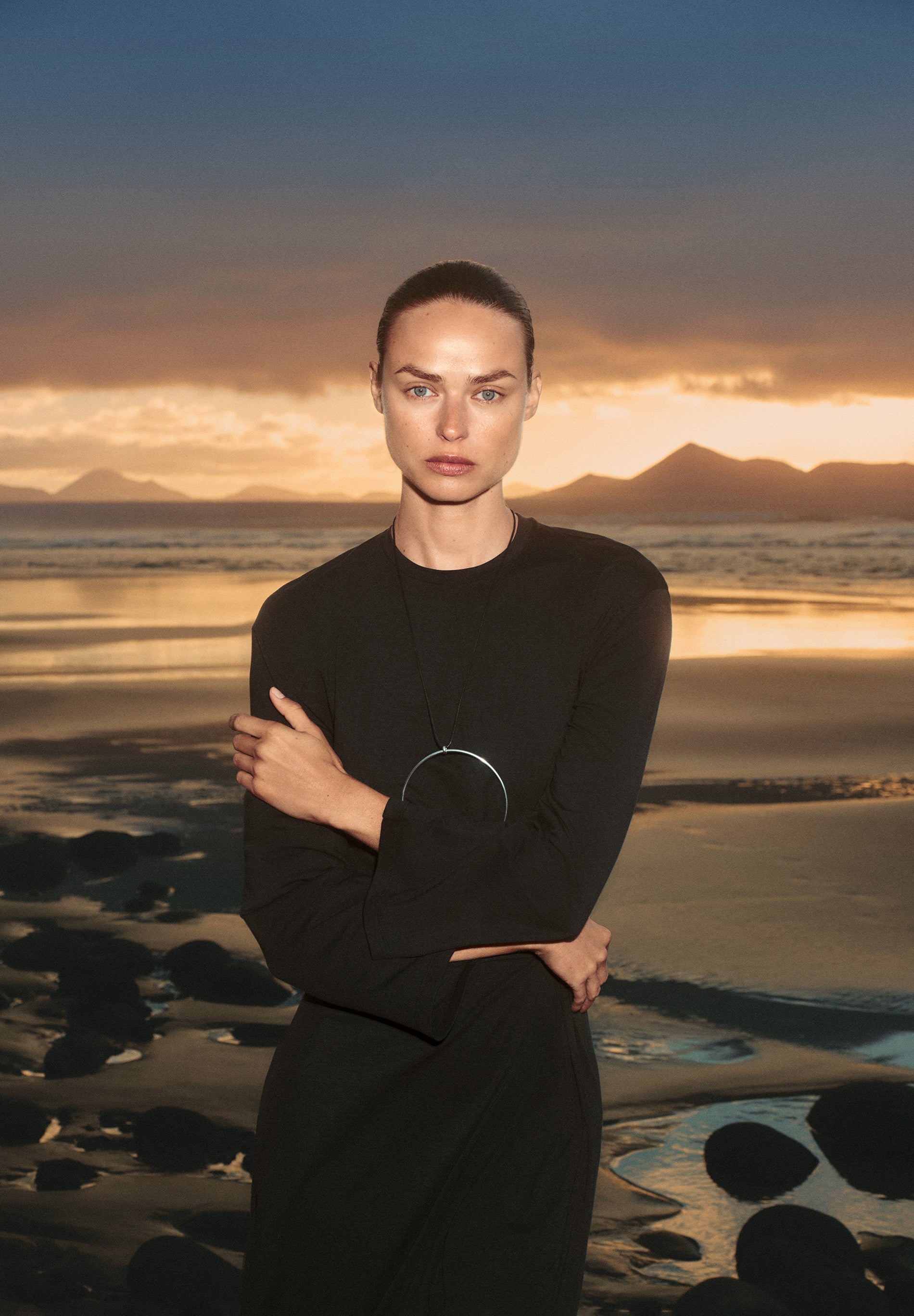 VESTIDO FLUIDO DETALLE NUDO